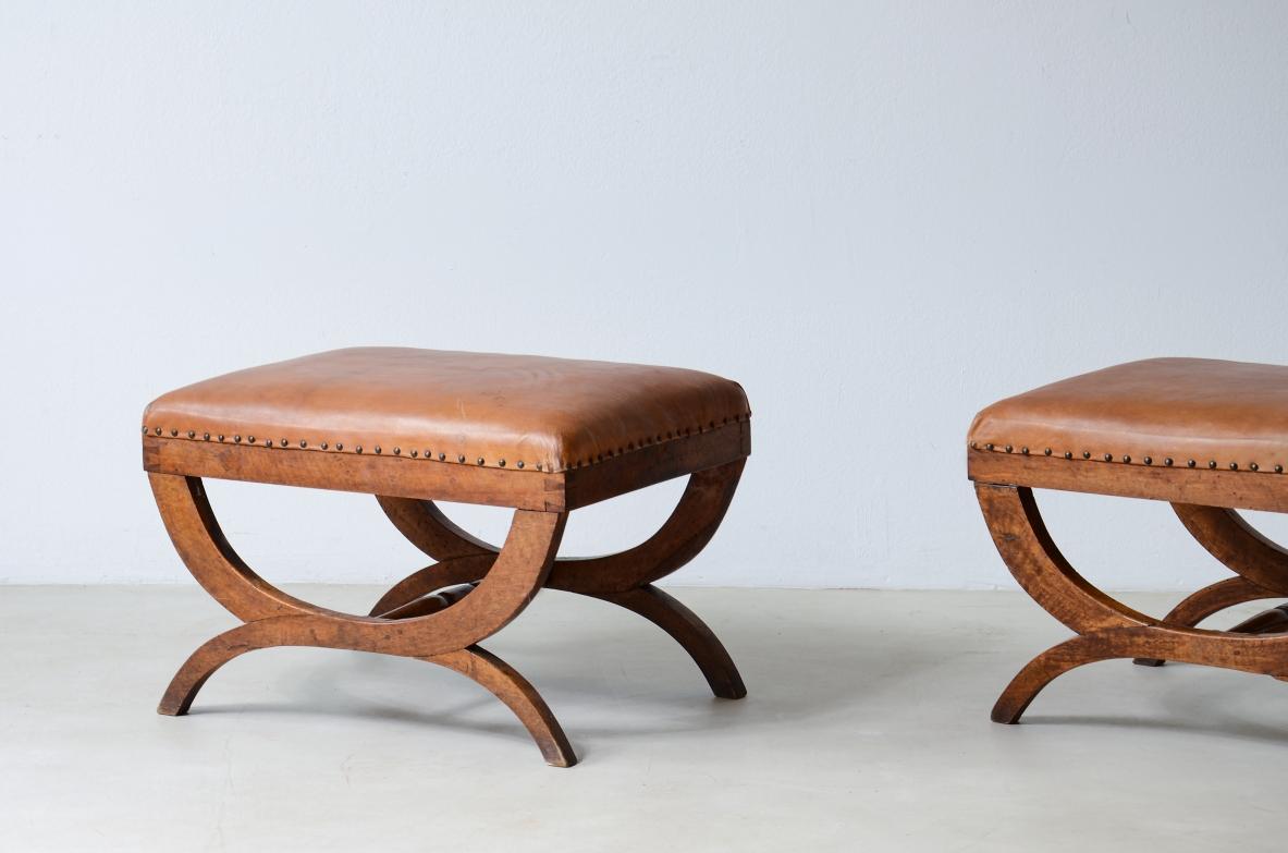 Art déco Trois élégants ottomans avec assise en cuir rembourrée. en vente