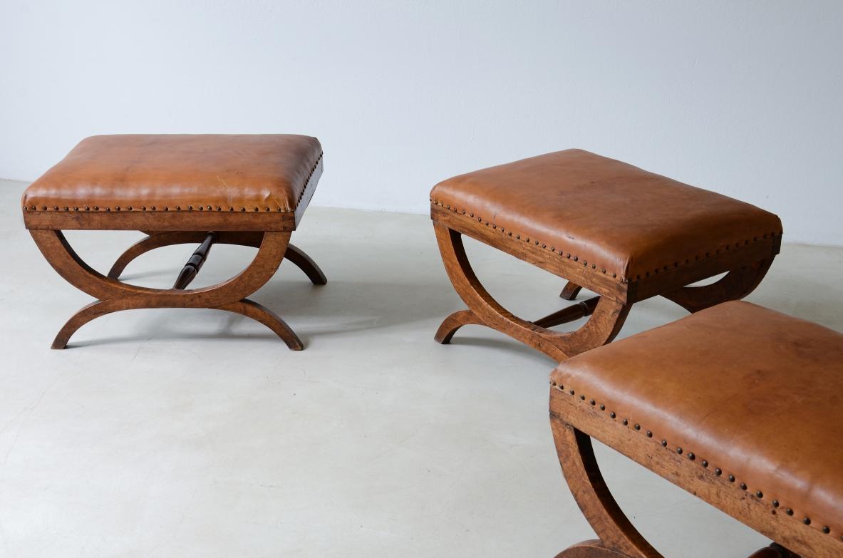 italien Trois élégants ottomans avec assise en cuir rembourrée. en vente