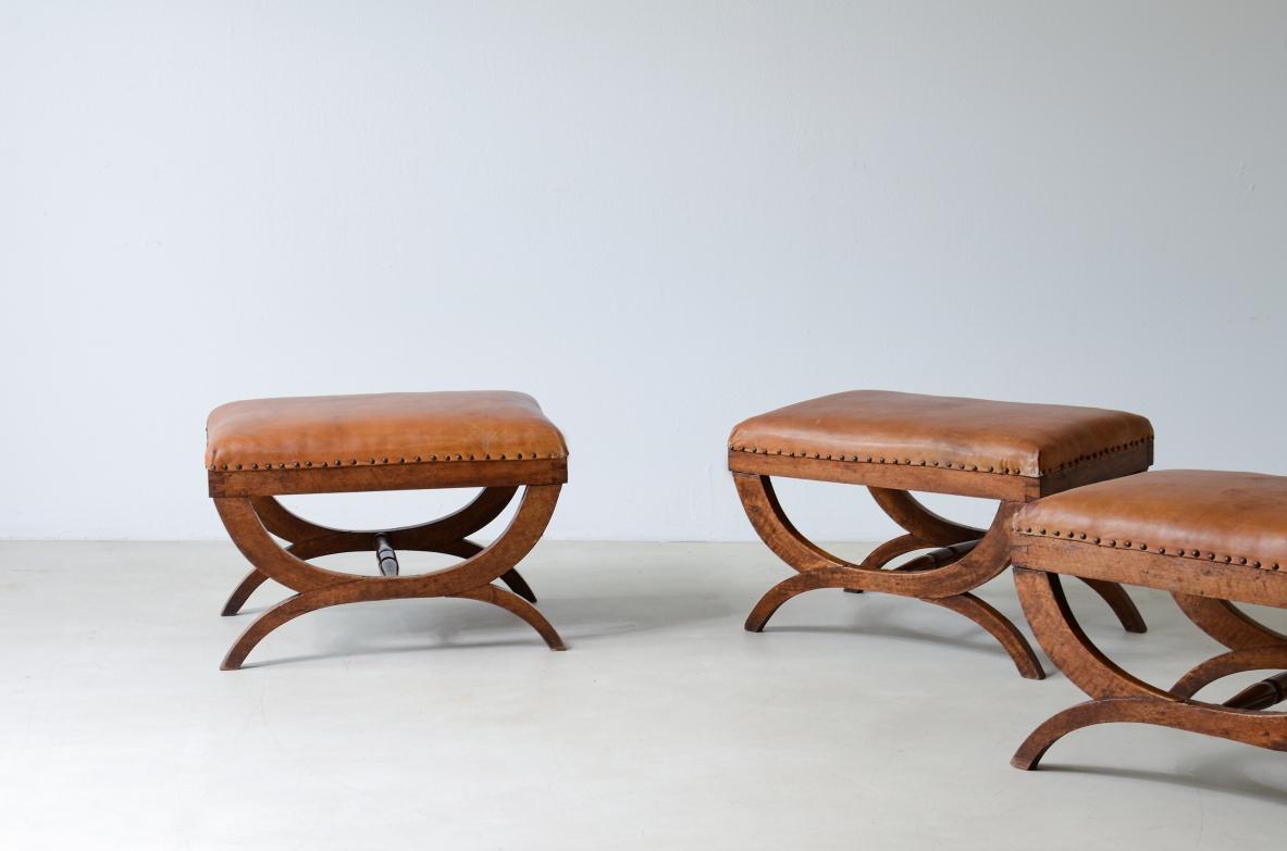 Trois élégants ottomans avec assise en cuir rembourrée. Bon état - En vente à Milano, IT