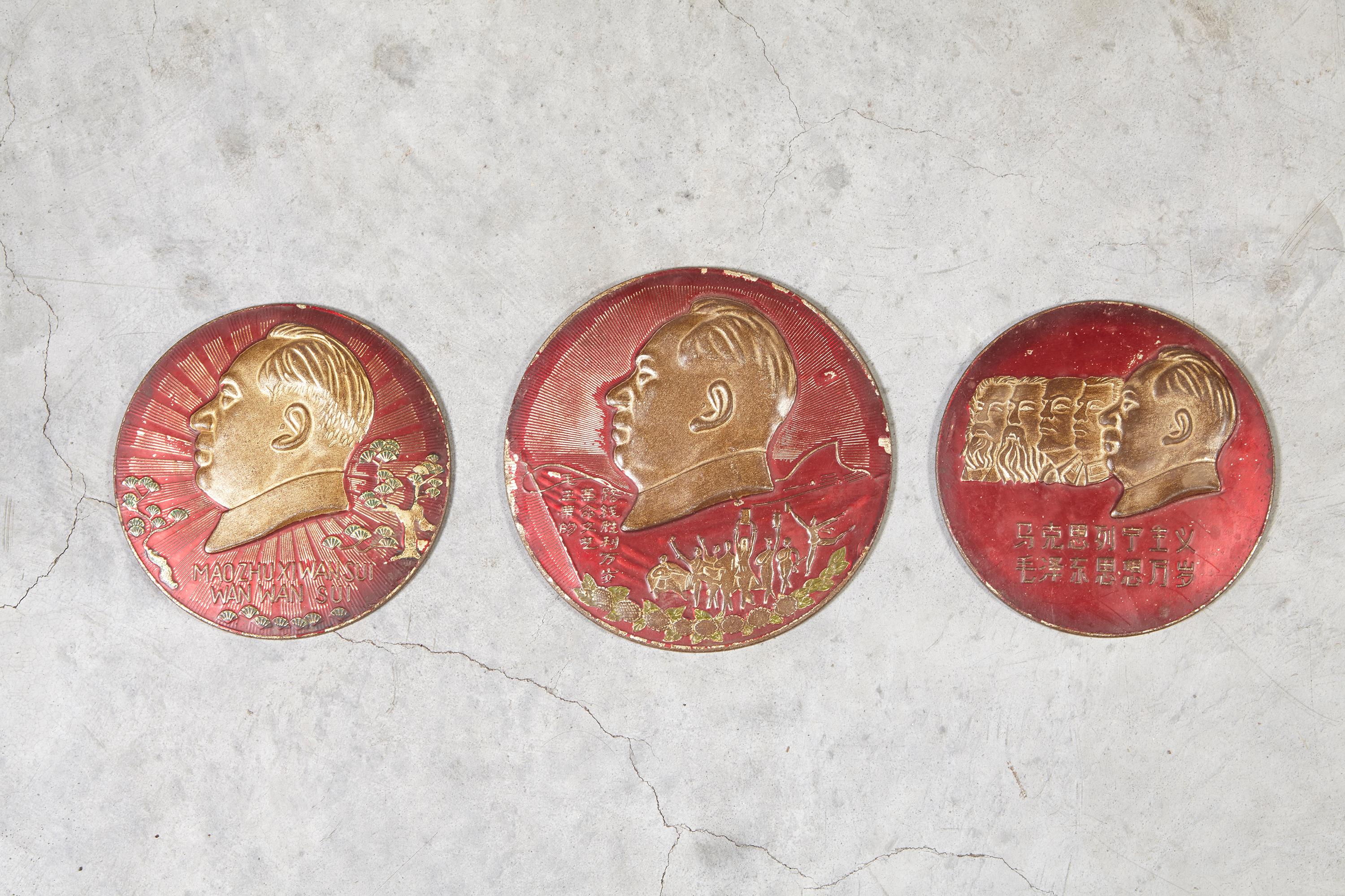 Drei geprägte Metallplakate der Kulturrevolution mit Bildern von Mao (Chinesisch) im Angebot