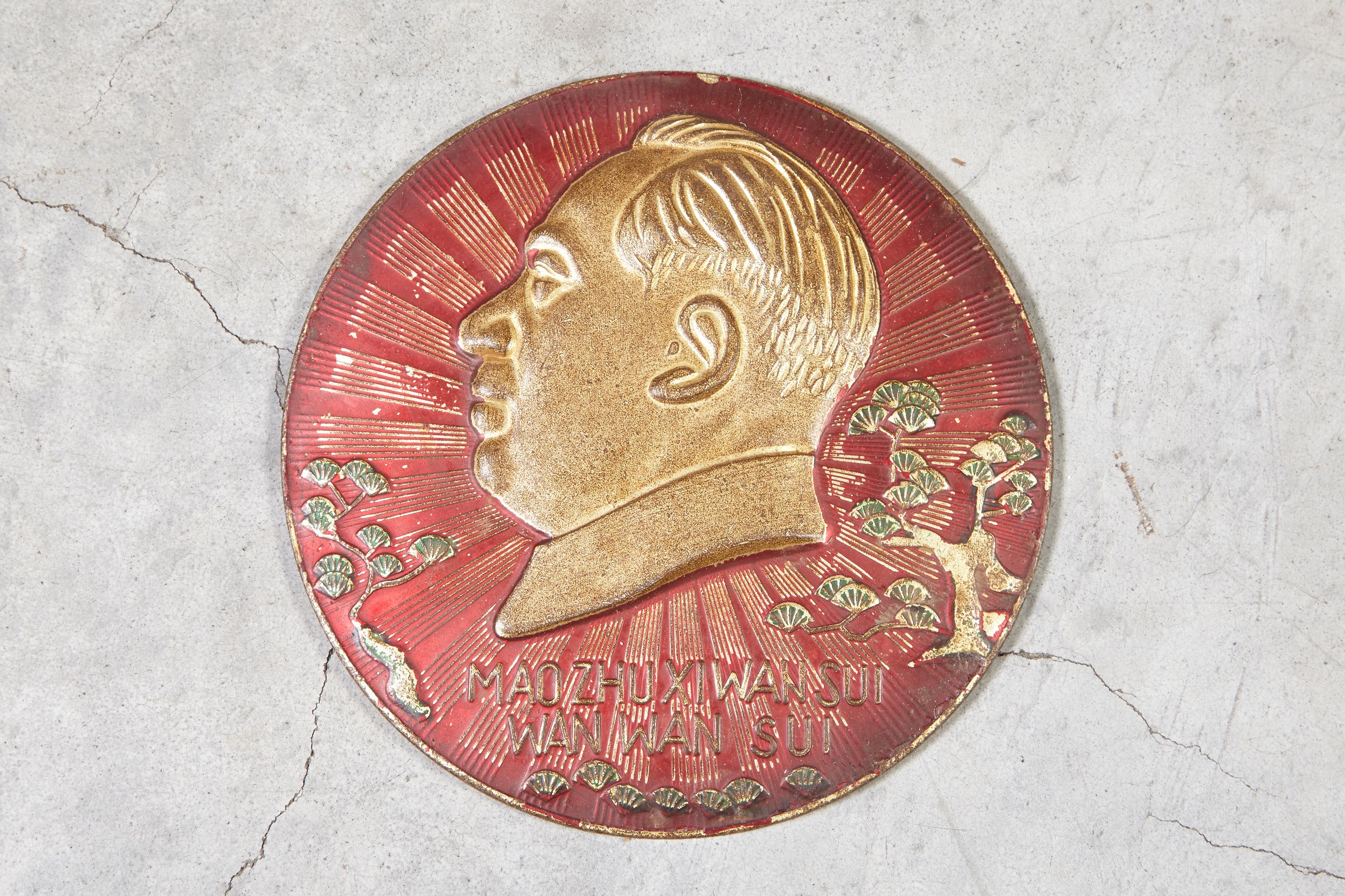 Drei geprägte Metallplakate der Kulturrevolution mit Bildern von Mao im Angebot 2