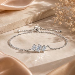 SI/H Armband mit drei Diamanten im Smaragdschliff, 1,23 Karat, aus 18 Karat Weißgold, längenverstellbar