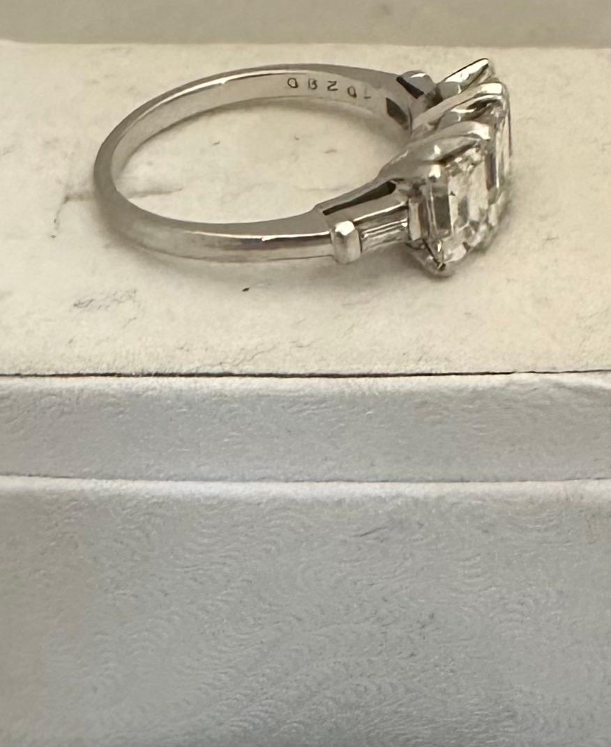 Bague à trois diamants taille émeraude/platine Bon état - En vente à Bronx, NY