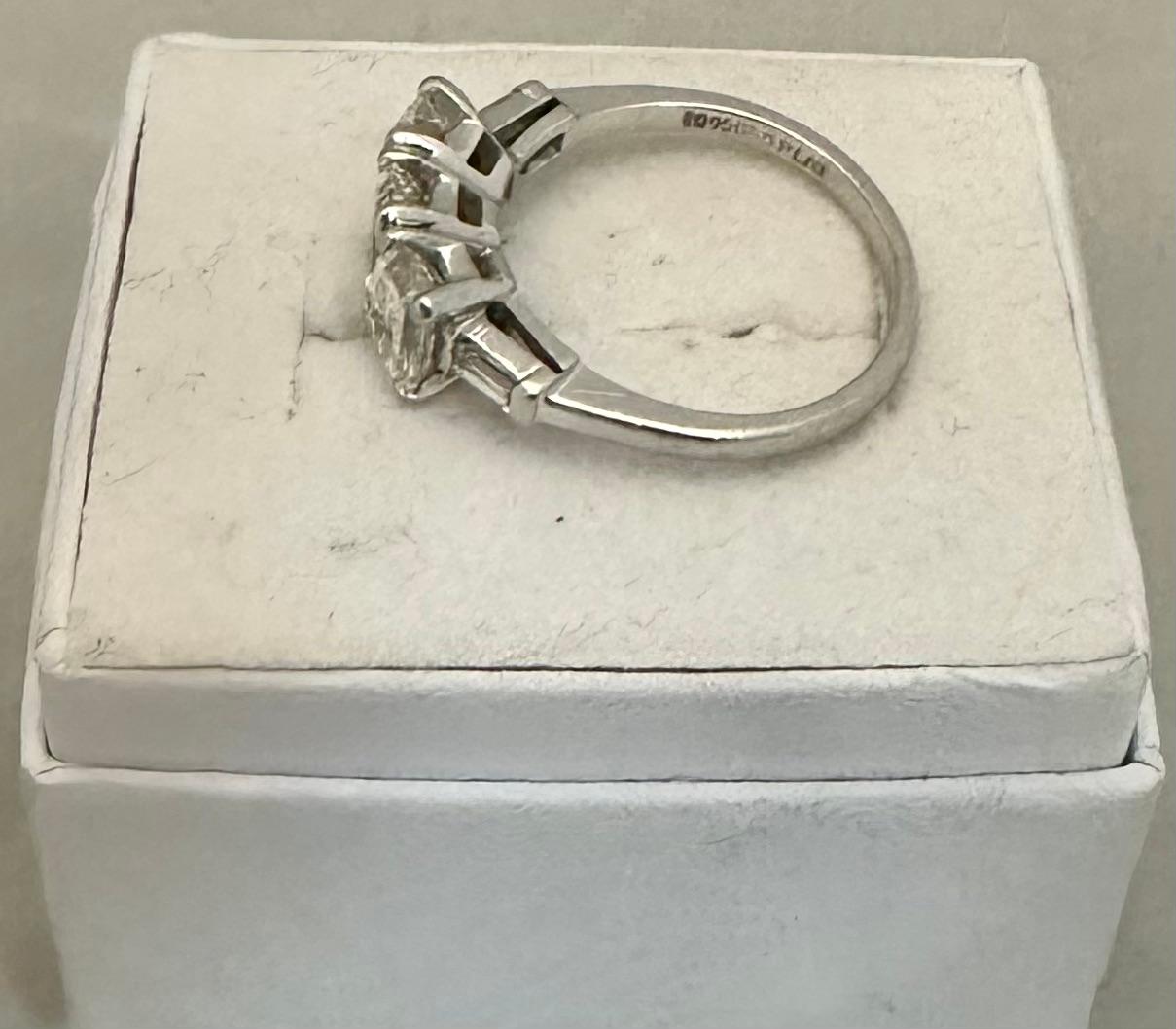 Drei Smaragdschliff-Diamanten/Platin-Ring (Mitte des 20. Jahrhunderts) im Angebot