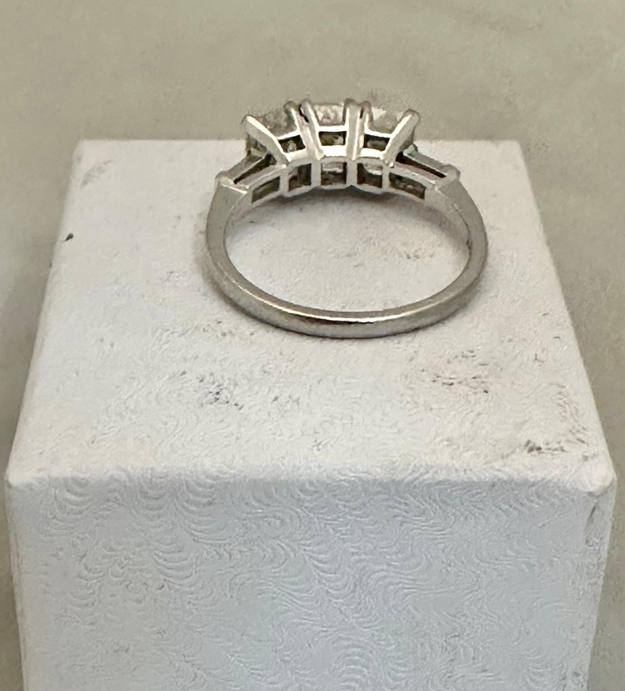 Platine Bague à trois diamants taille émeraude/platine en vente