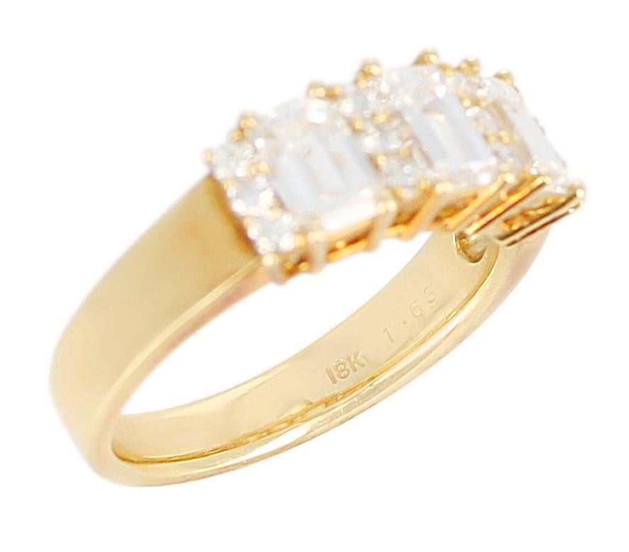 Three Emerald-Cut Diamond Wedding Ring with Round Diamonds, 18 Karat Yellow Gold In Excellent Condition For Sale In New York, NY