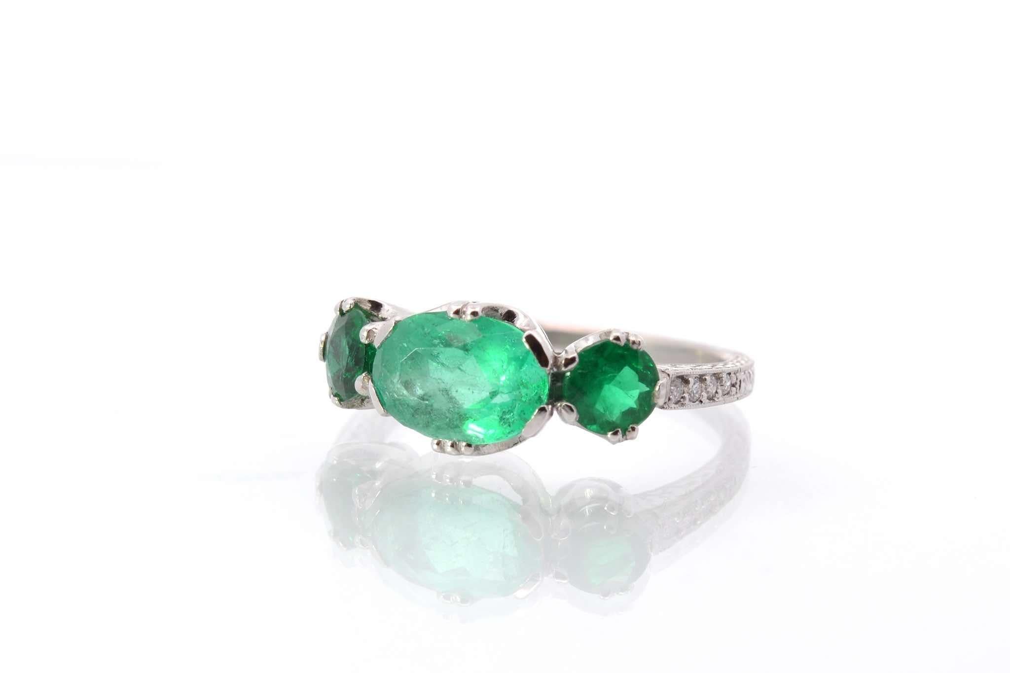 Three emeralds and diamonds ring in platinum In Good Condition In PARIS, FR