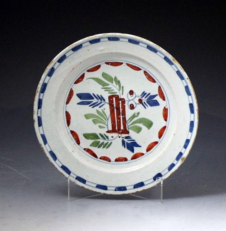 Three English Delftware Decorative Plates with Polychrome Colors In Good Condition For Sale In Woodstock, OXFORDSHIRE