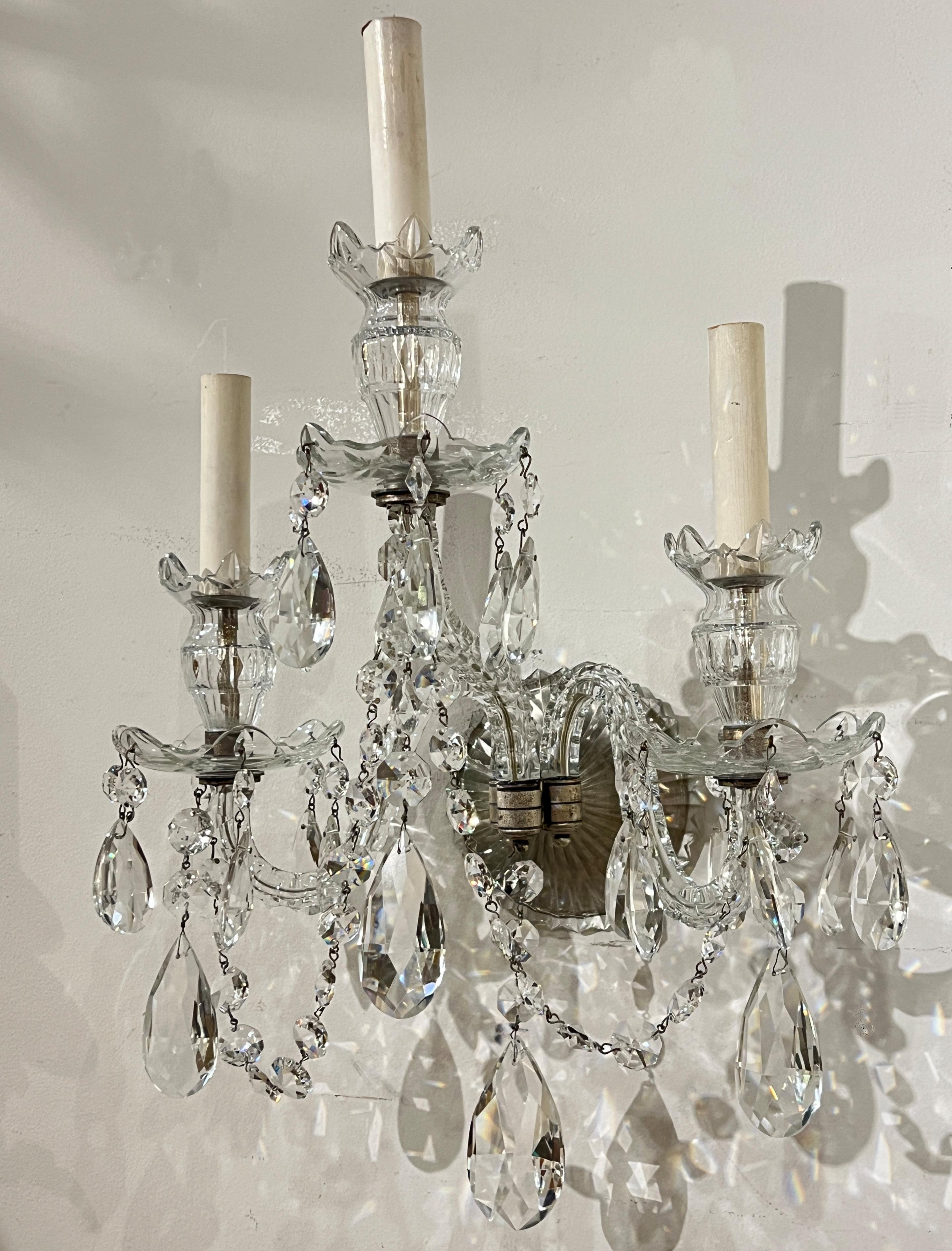 Three English Georgian Style Crystal Sconces In Good Condition In New York, NY