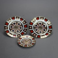 Drei englische Royal Crown Derby Old Imari Bone China vergoldete Teller mit Siegel 20.