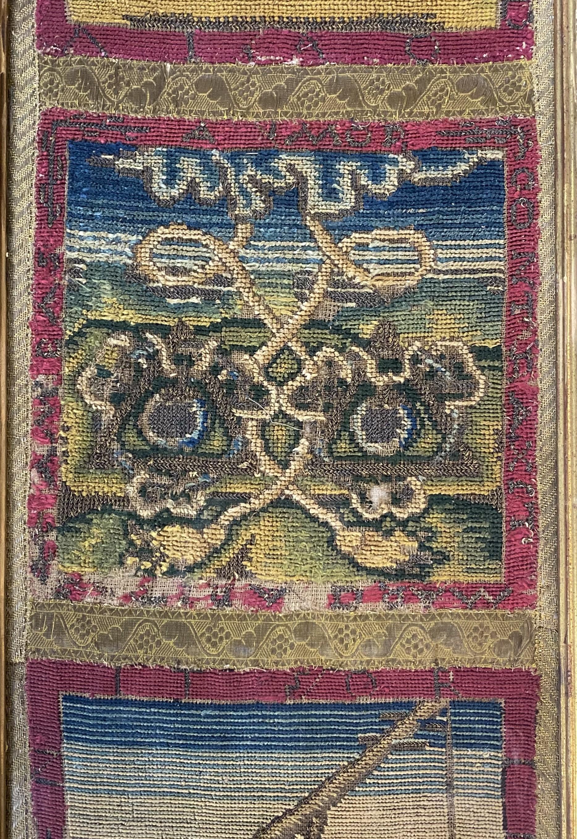 Tres paneles de punto de tienda ingleses/escoceses en marco de madera dorada hacia 1570 Metalistería en venta