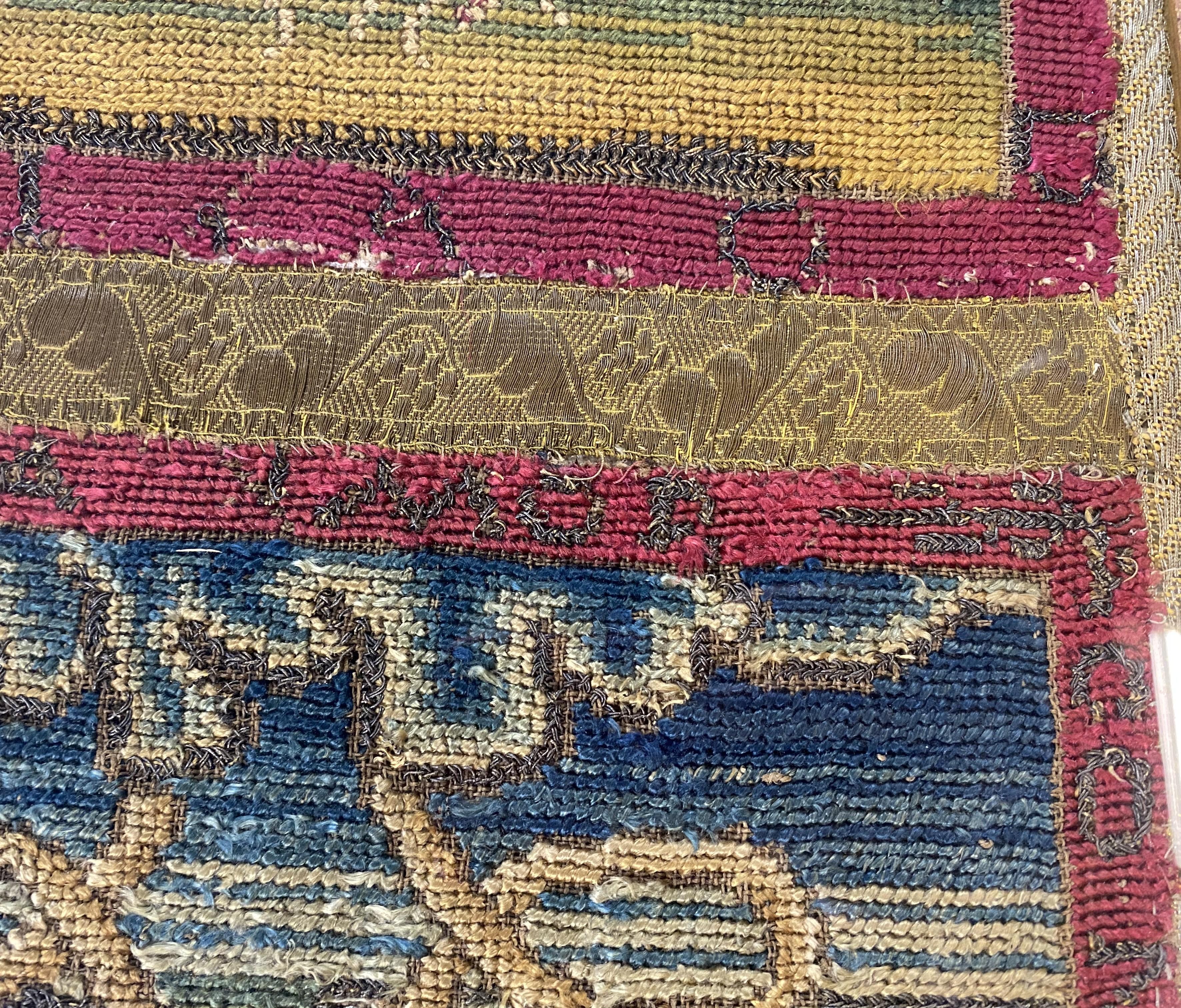 Tres paneles de punto de tienda ingleses/escoceses en marco de madera dorada hacia 1570 Seda en venta