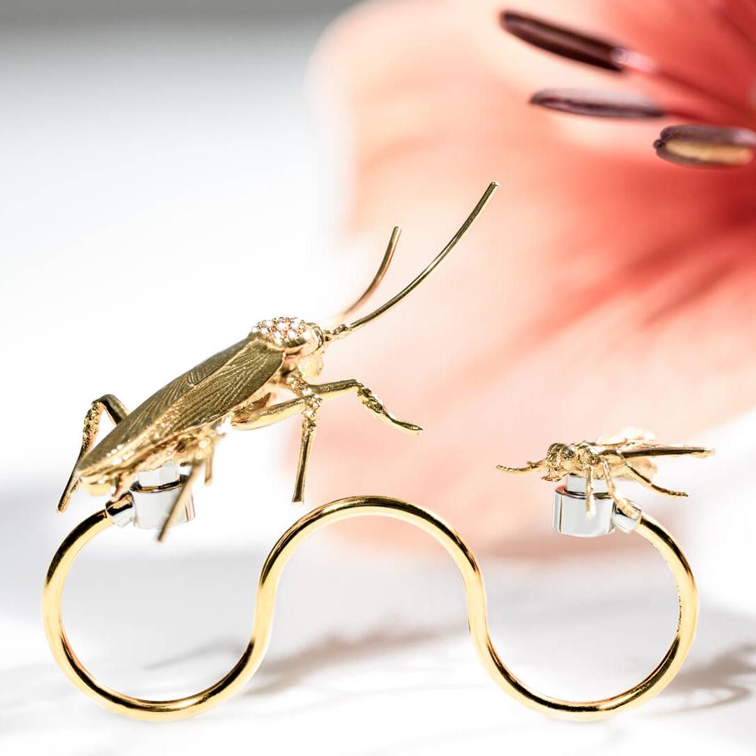 Contemporary Three-Finger Cocktail Ring with Cockroach Diamonds and Fly, 18K Yellow Gold For Sale