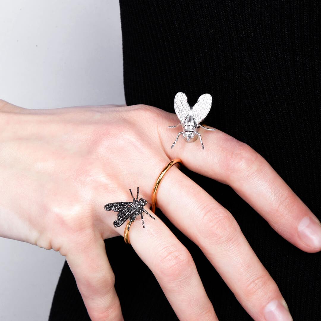 Contemporary Three-Finger Cocktail Ring with Flies Full pavé white & black Diamonds For Sale