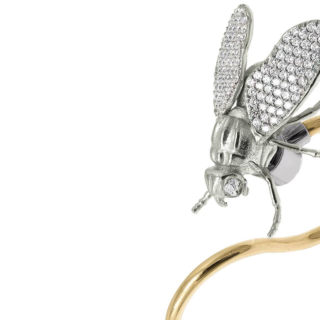 Women's or Men's Three-Finger Cocktail Ring with Flies Full pavé white & black Diamonds For Sale