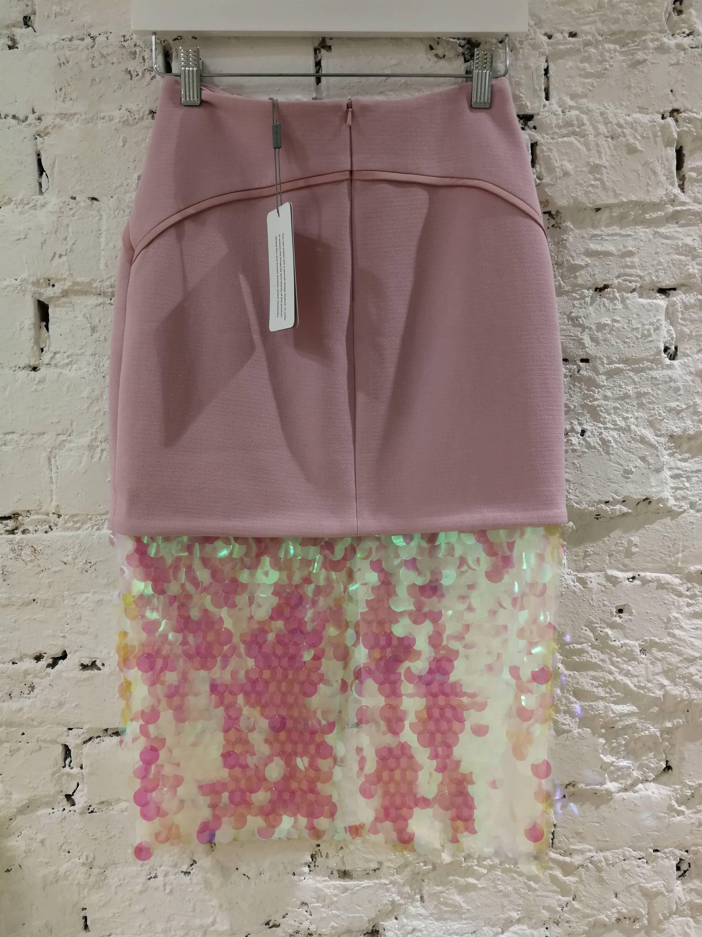 Three Floor Pink Sequines Skirt

Size : XXS