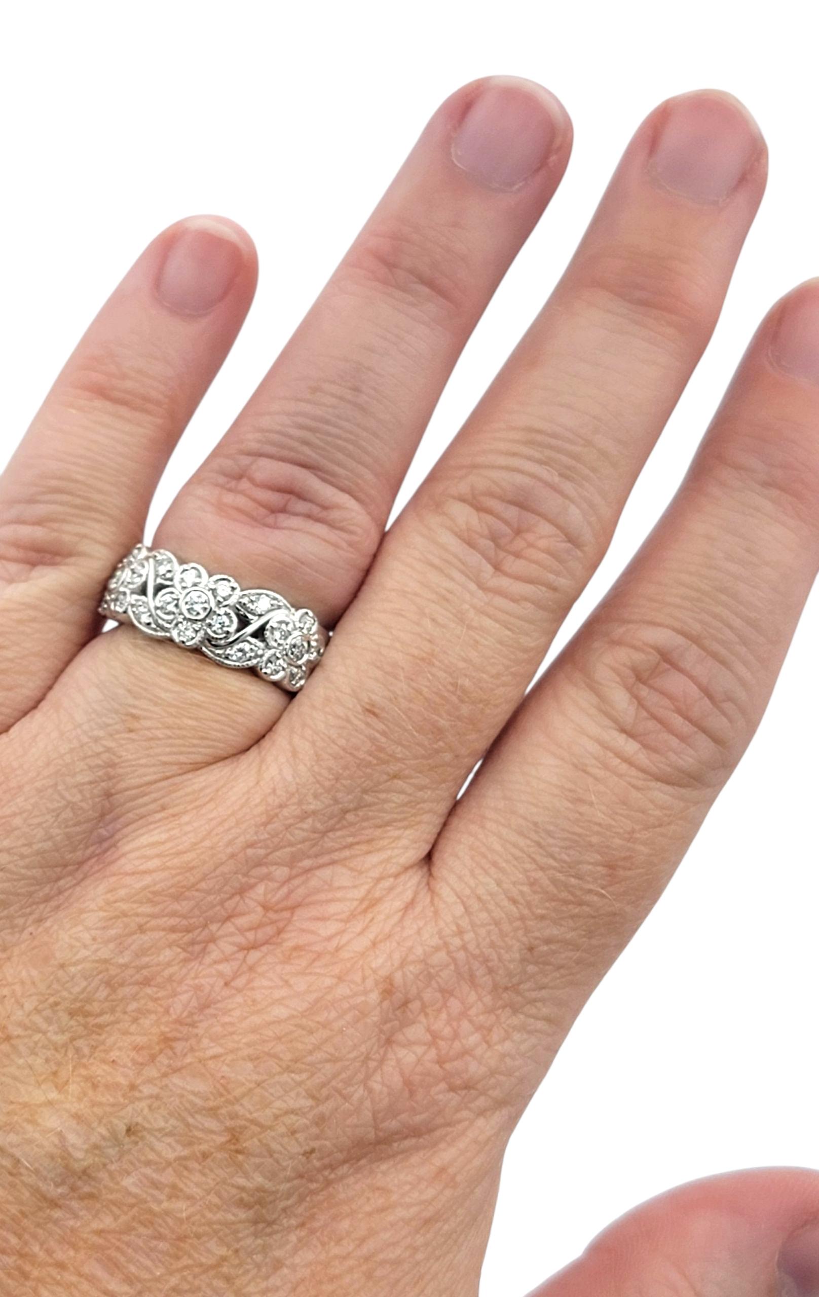 Three Flower Motif Round Brilliant Diamond Band Ring in 14 Karat White Gold en vente 4