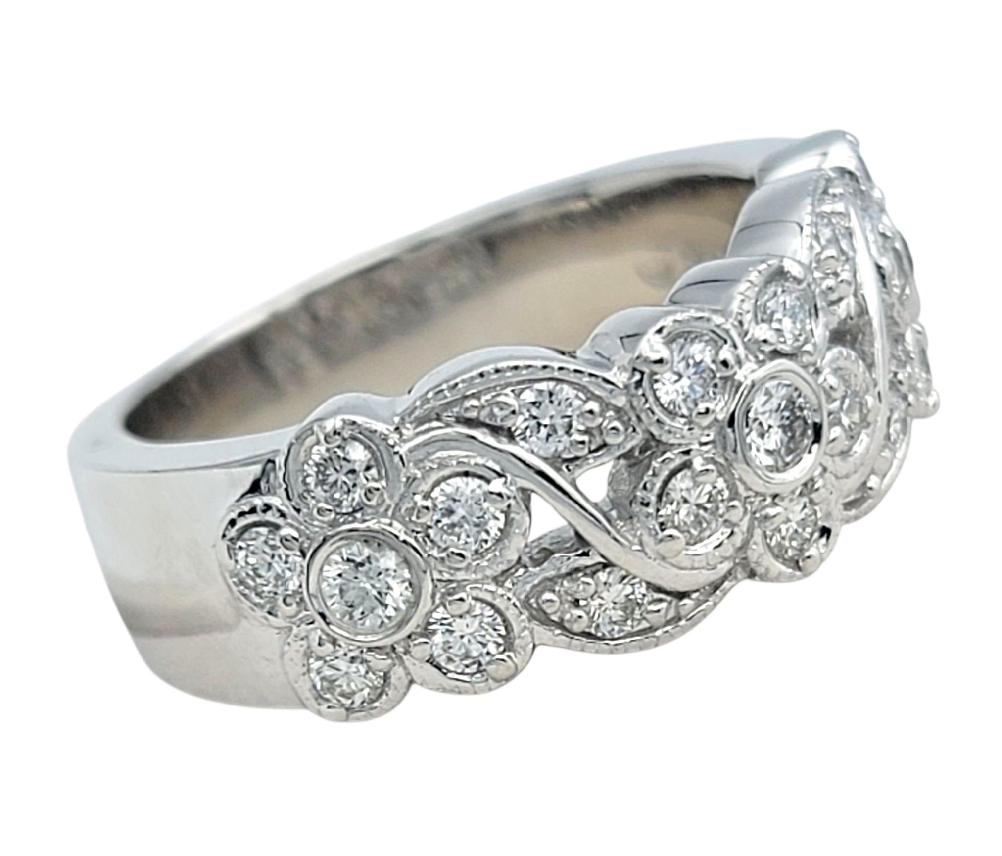 Taille ronde Three Flower Motif Round Brilliant Diamond Band Ring in 14 Karat White Gold en vente