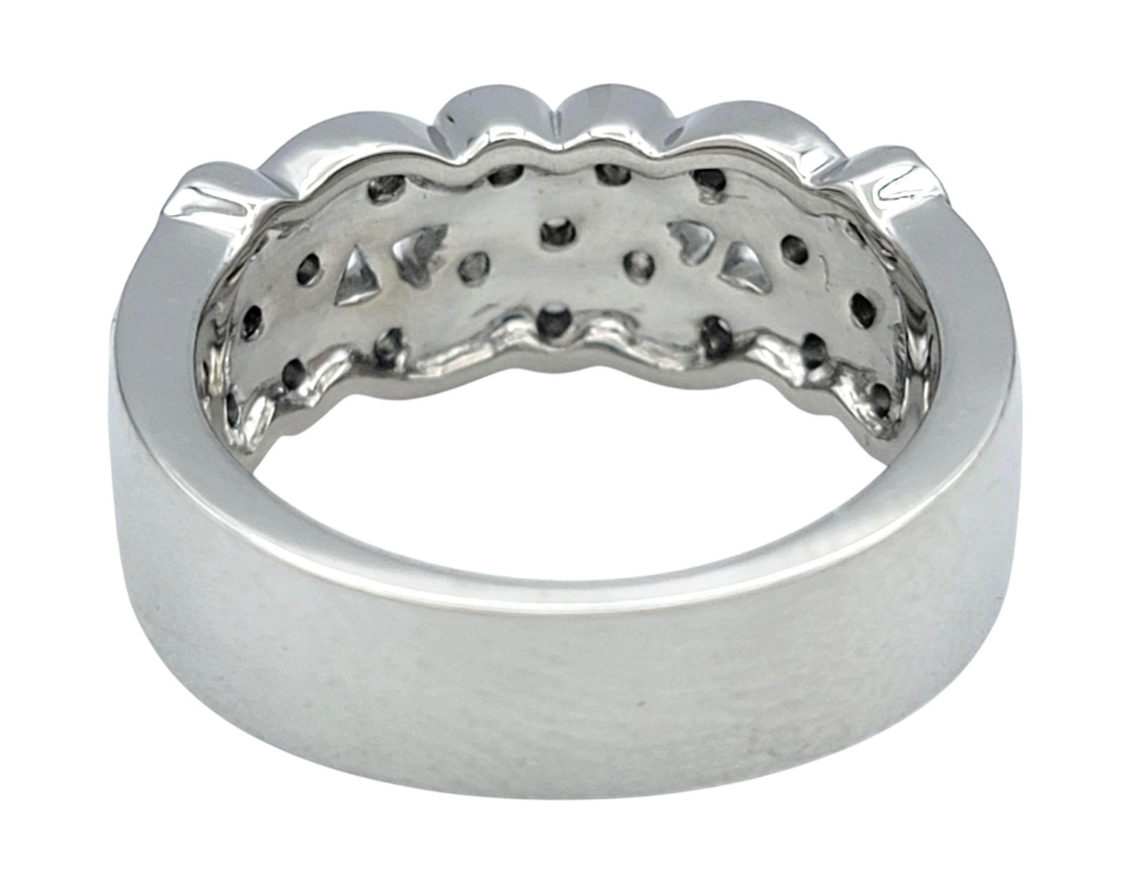 Three Flower Motif Round Brilliant Diamond Band Ring in 14 Karat White Gold en vente 1