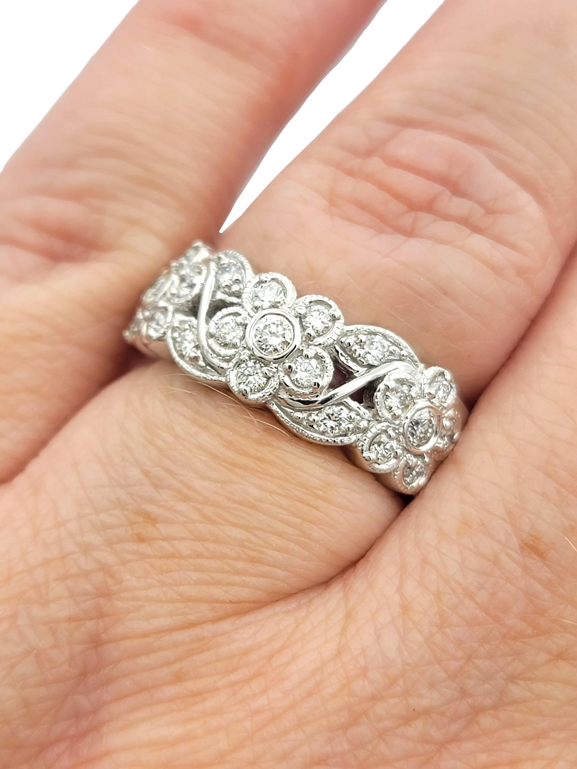 Three Flower Motif Round Brilliant Diamond Band Ring in 14 Karat White Gold en vente 3