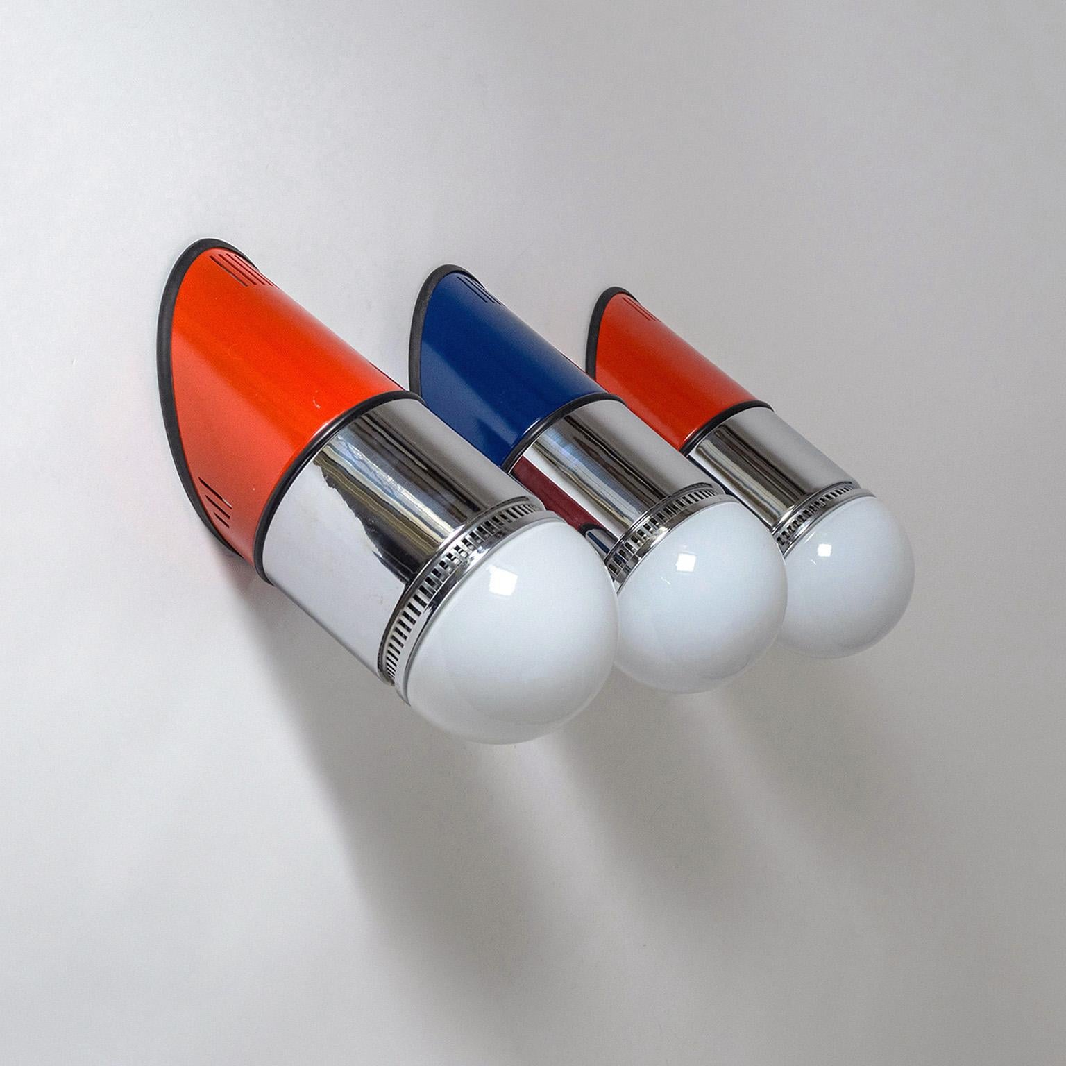 Set of three large Postmodern wall lights designed by Gianni Celada for Fontana Arte, 1980. Set at an angle of 45° these large wall lights (model ‚Sisten‘) are made of chromed and lacquered steel with opaline glass diffusers. Can be mounted pointing