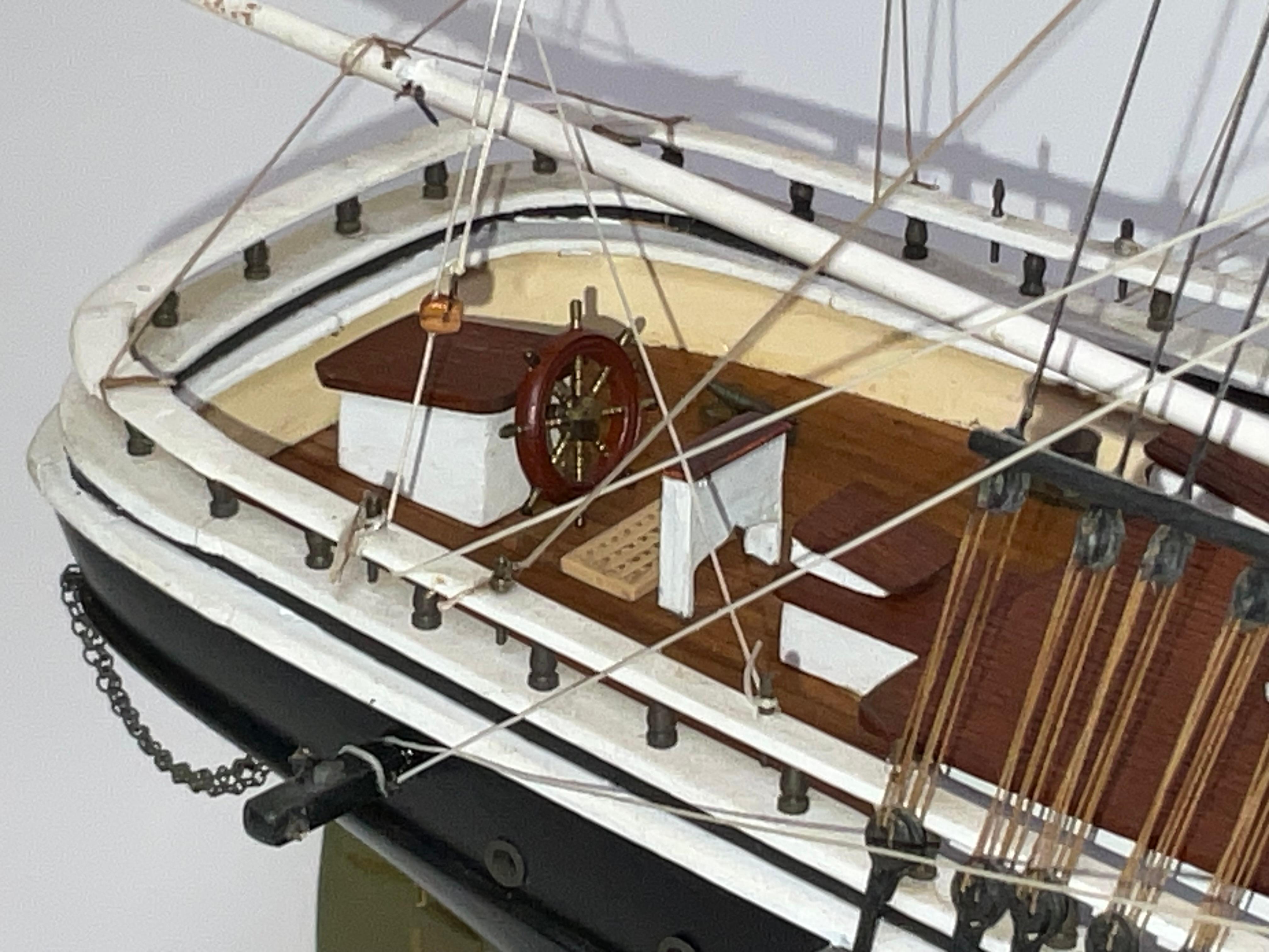 Modèle de bateau clipper à trois pieds du poisson volant en vente 8
