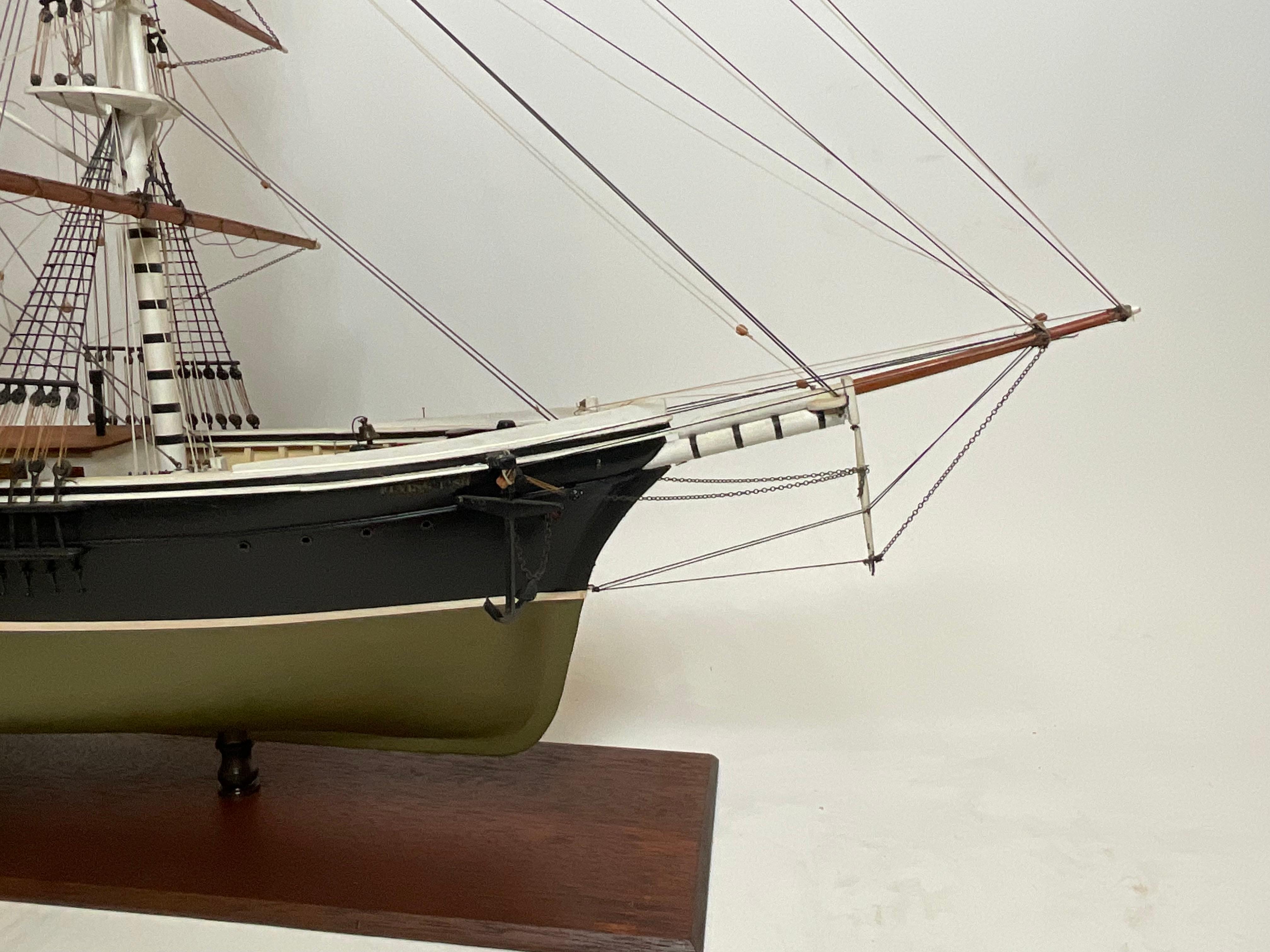 Modèle de bateau clipper à trois pieds du poisson volant Excellent état - En vente à Norwell, MA