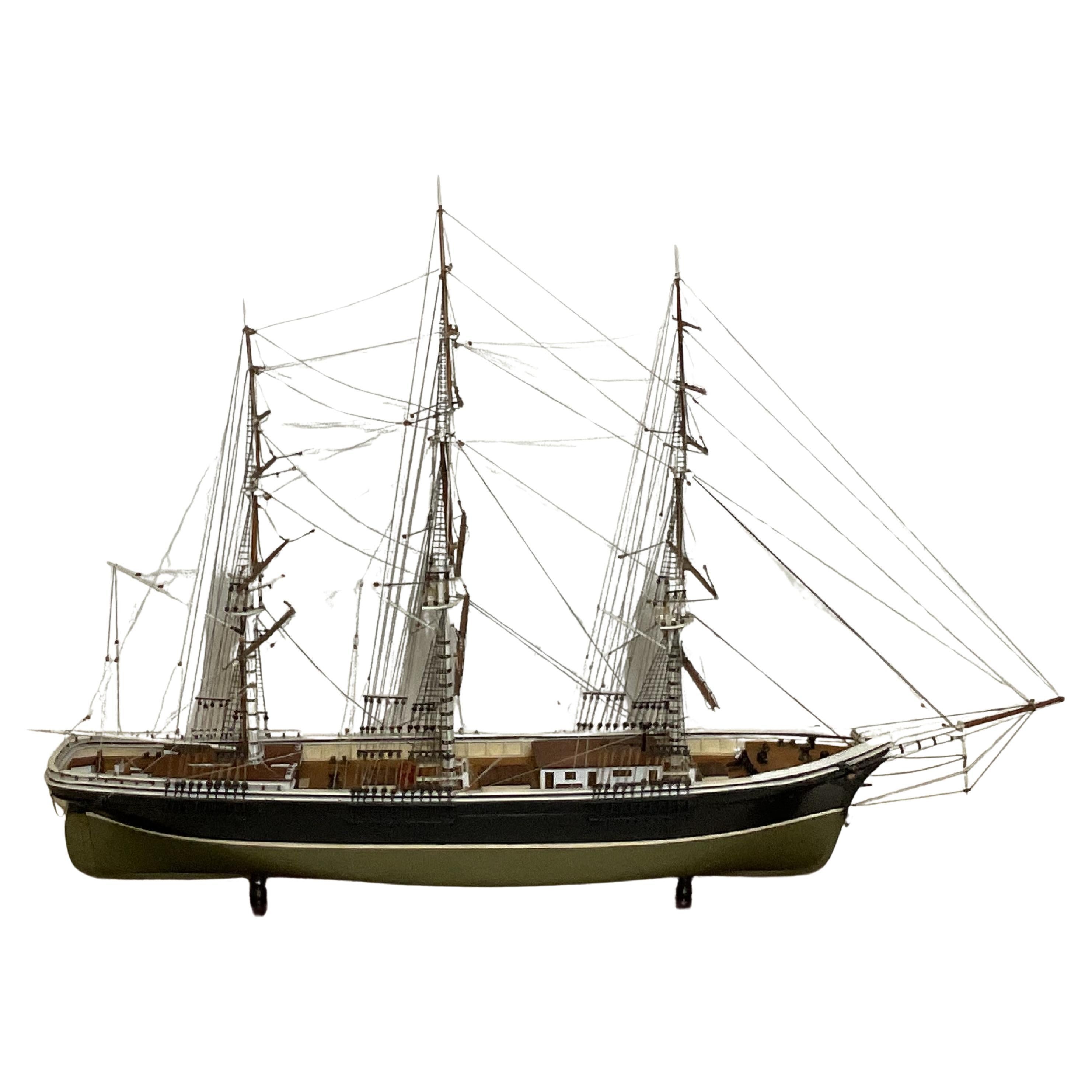 Modèle de bateau clipper à trois pieds du poisson volant
