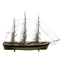 Modèle de bateau clipper à trois pieds du poisson volant