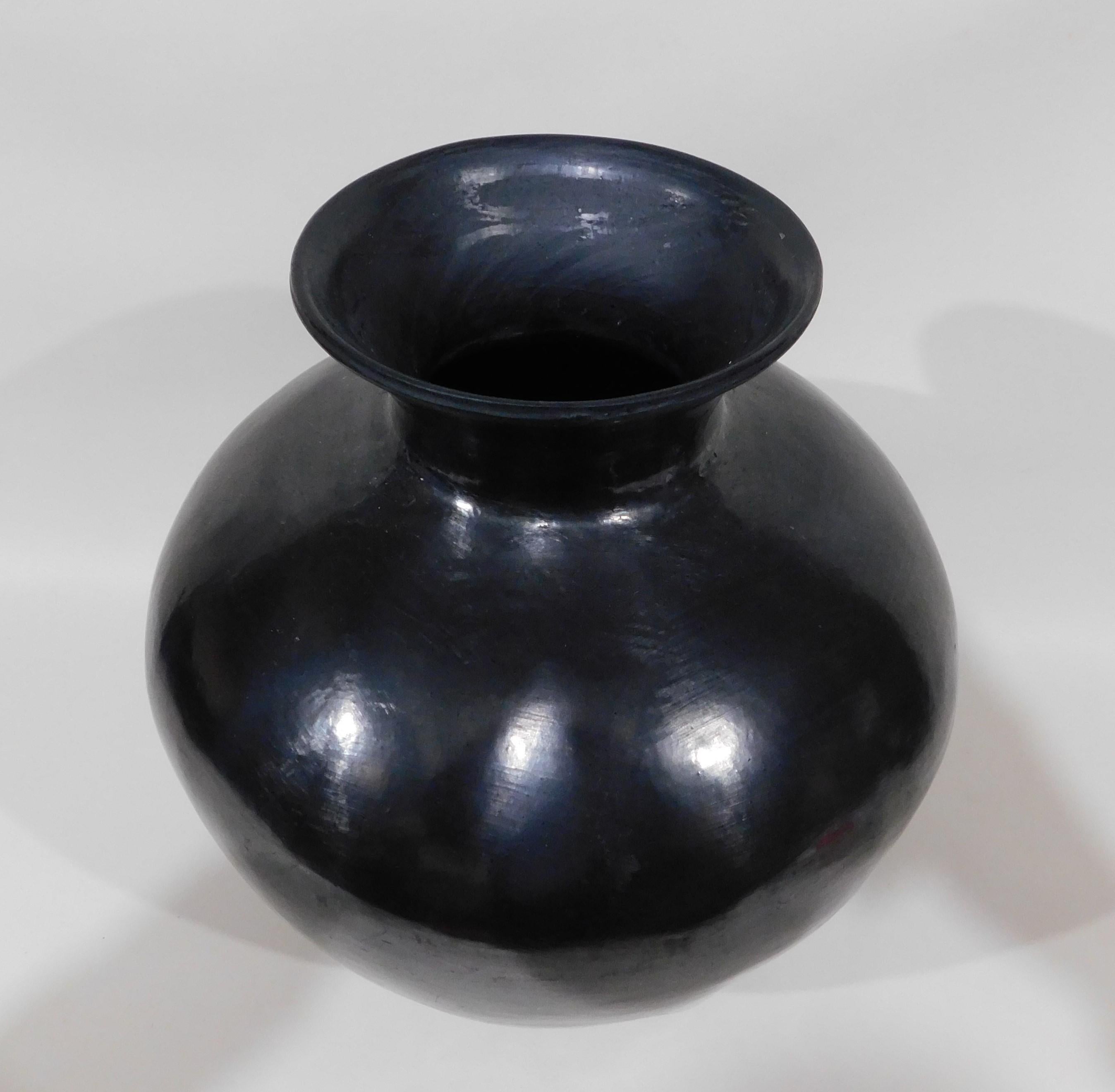 Artist-signed large three footed Dona Rosa Oaxaca, Mexico in very nice condition.

Doña Rosa, full name Rosa Real Mateo de Nieto, was a Mexican ceramics artisan from San Bartolo Coyotepec, Oaxaca, Mexico. She is noted for inventing a technique to
