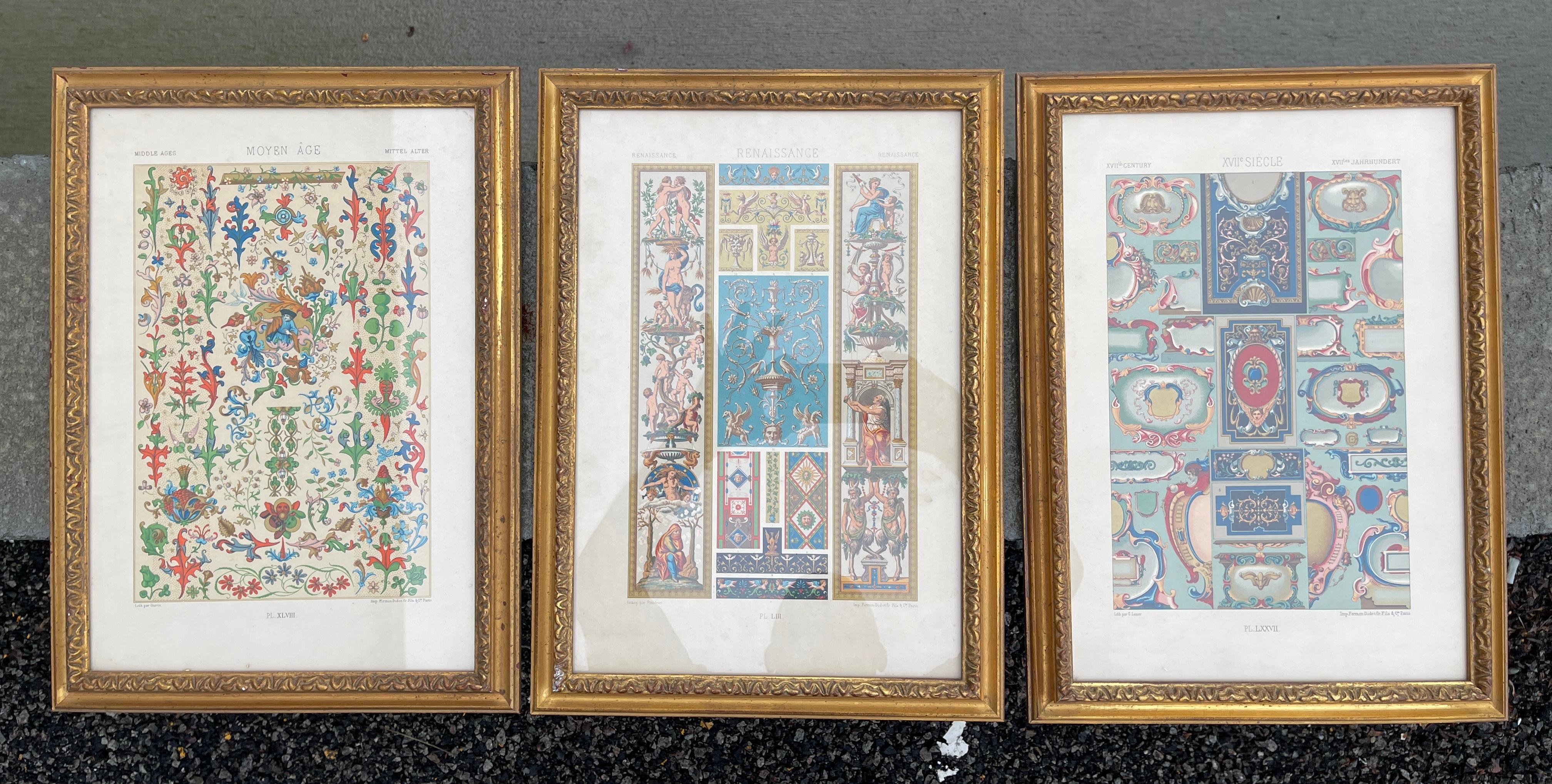 Trois assiettes encadrées de « L'ornement Polychrome » éditées par Racinet en vente 3