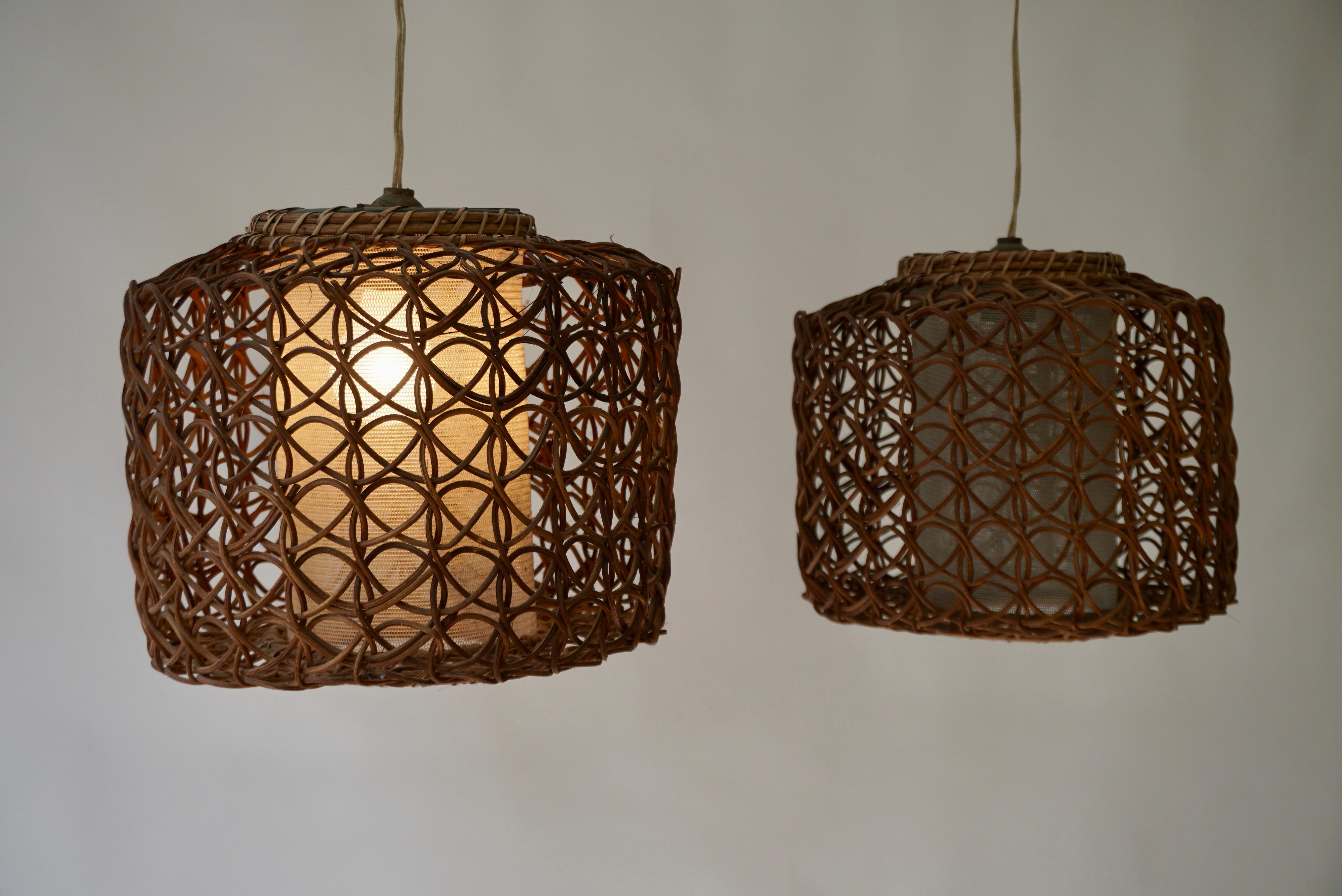 Rotin Trois lampes suspendues en rotin de style français des années 1950 en vente