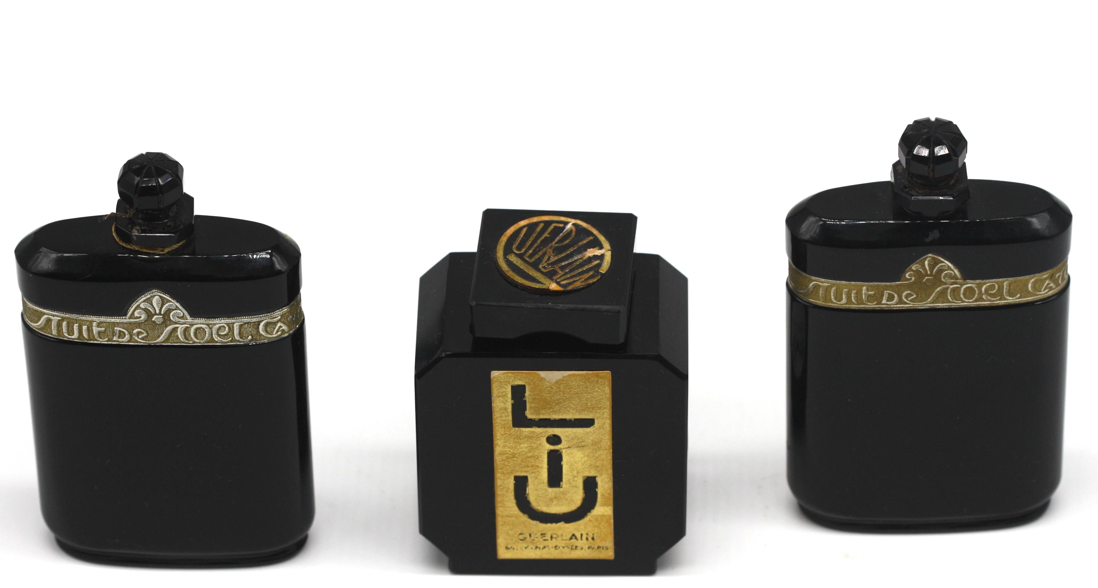 Tre bottiglie di profumo in vetro nero francese Art Deco.
Il primo, Guerlain Liu, prodotto nel 1929, con il lato inferiore inciso Guerlain Made in France e con etichette di carta, quadrato con angoli inclinati e tappo quadrato, il secondo e il