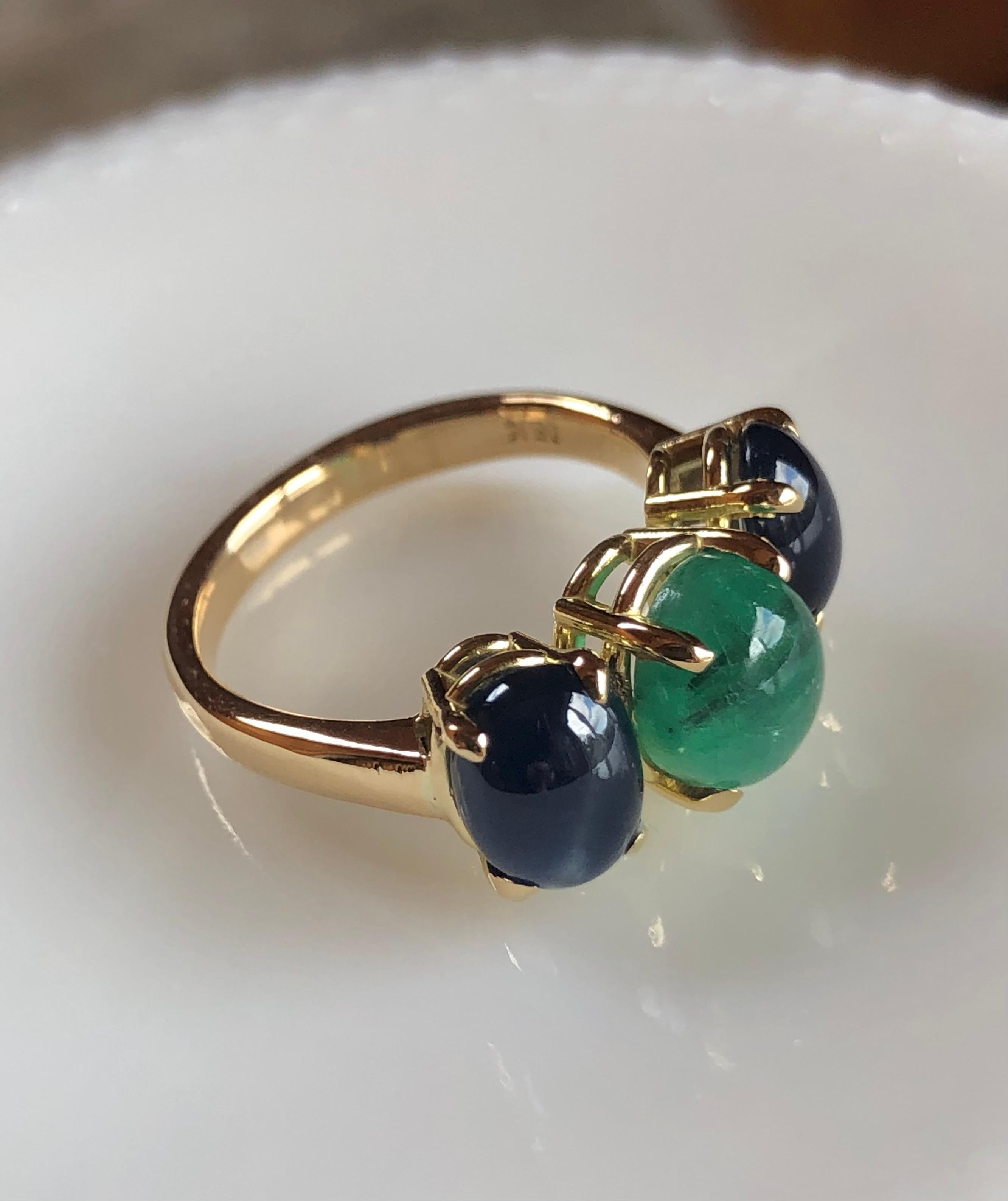 5.36 Carat Sapphire and Colombian Emerald Ring 18 Karat For Sale 3