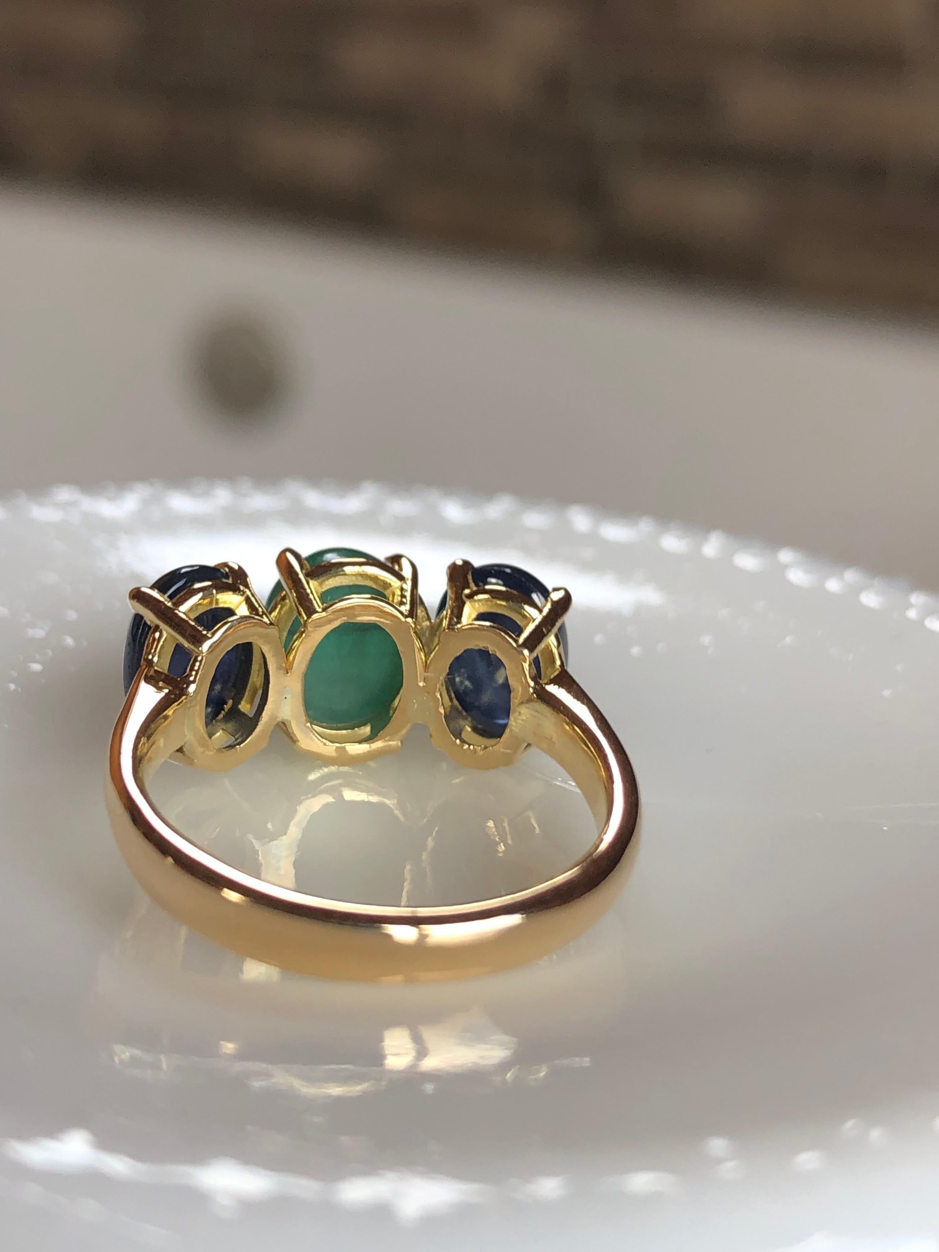 5.36 Carat Sapphire and Colombian Emerald Ring 18 Karat For Sale 4