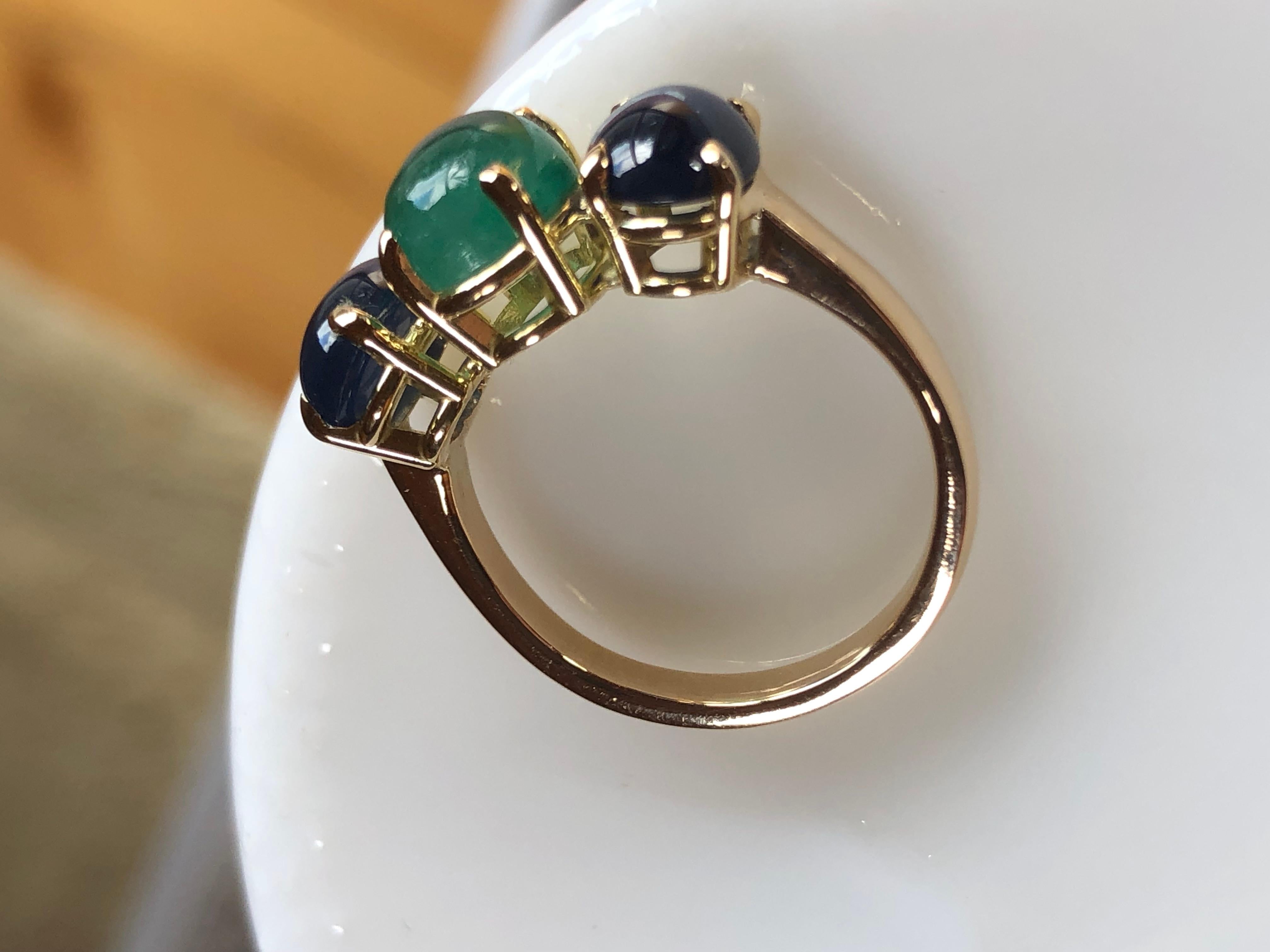 Taille cabochon Bague 18 carats avec saphir de 5,36 carats et émeraude de Colombie en vente