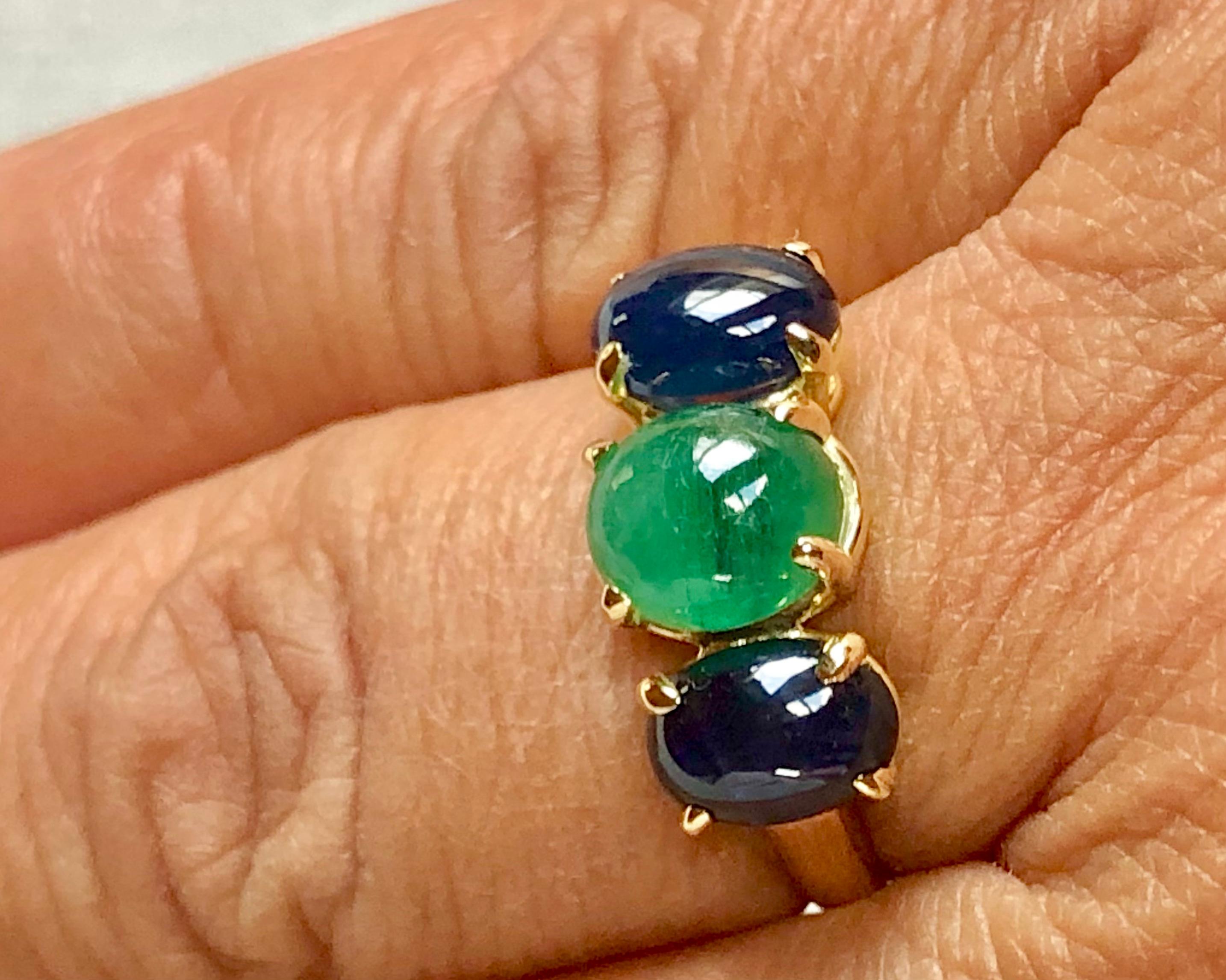 Women's or Men's 5.36 Carat Sapphire and Colombian Emerald Ring 18 Karat For Sale