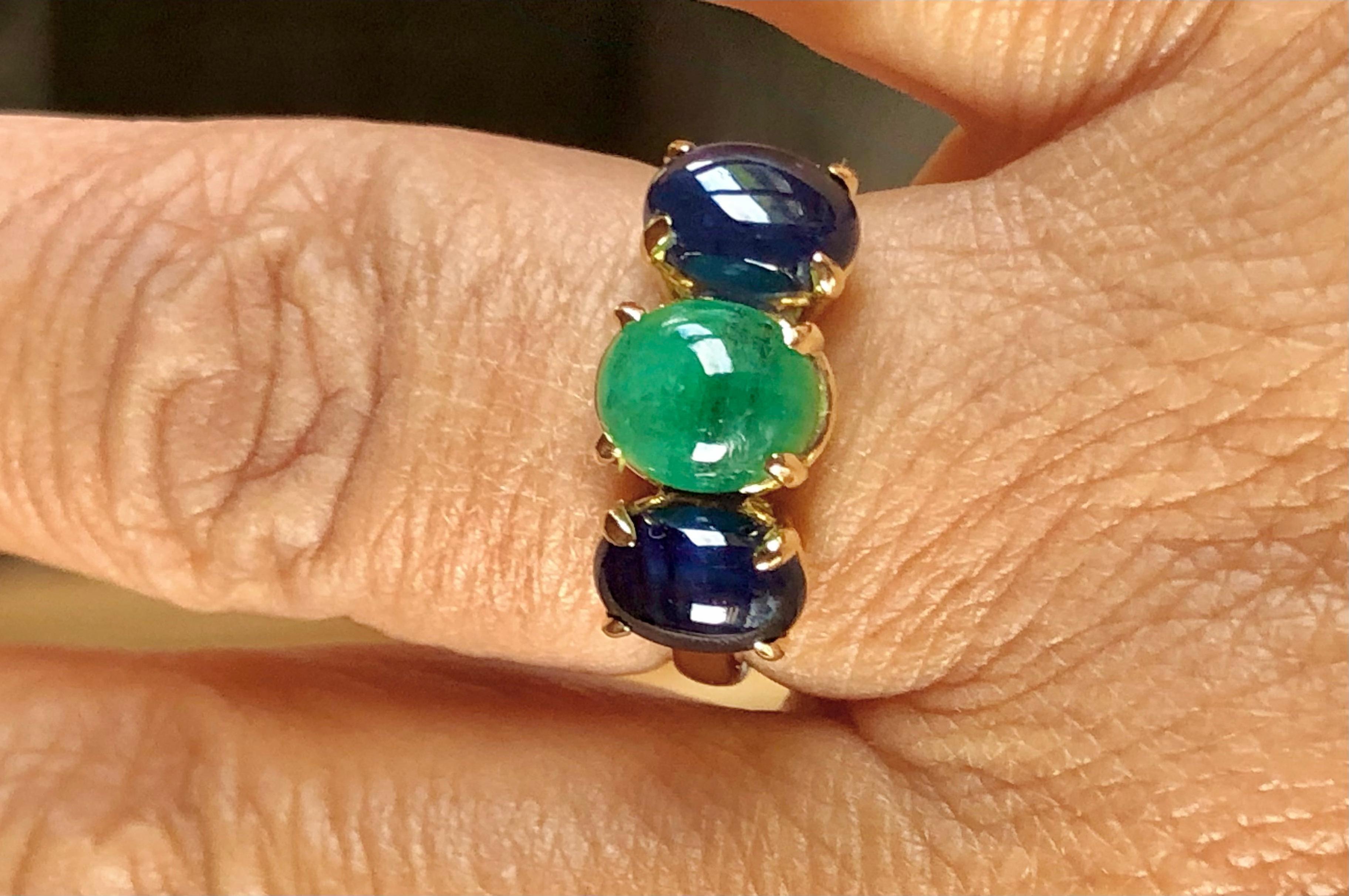 5.36 Carat Sapphire and Colombian Emerald Ring 18 Karat For Sale 2