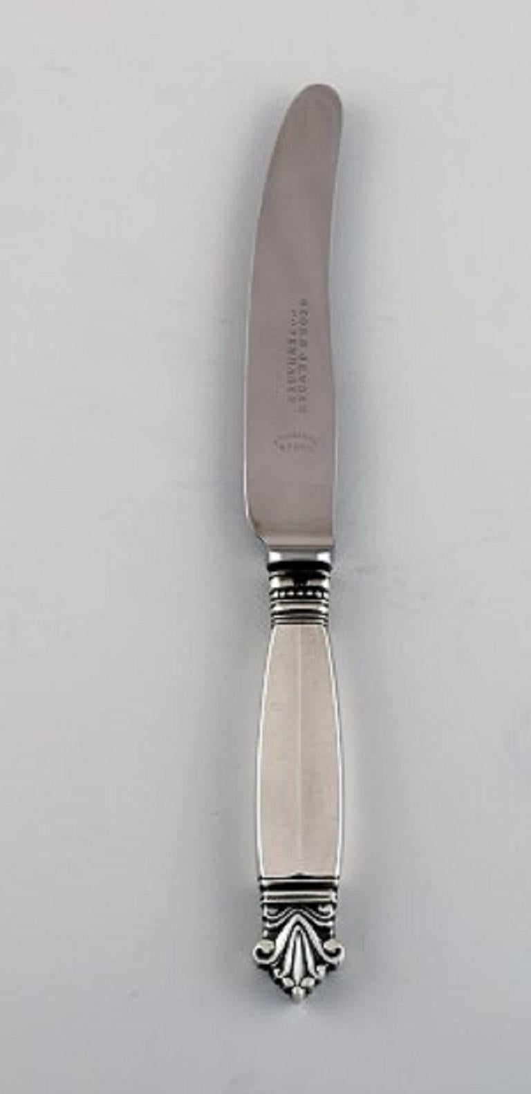 Three Georg Jensen Acanthus fruit knives in sterling silver and stainless steel.
Measure: Length 17.2 cm.
Stamped. Various stamps.
In excellent condition.
Our skilled Georg Jensen silversmith / jeweler can polish all silver and gold so that it