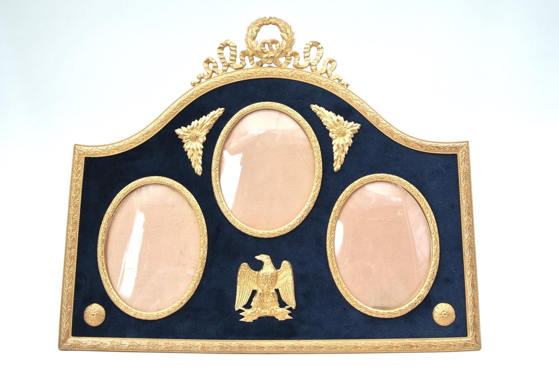 Three gilded brass and velvet picture frame with the insignia of the royal eagle, Napoleon III period, 19th century.
Measures: H 22 cm, W 25 cm, D 2 cm.