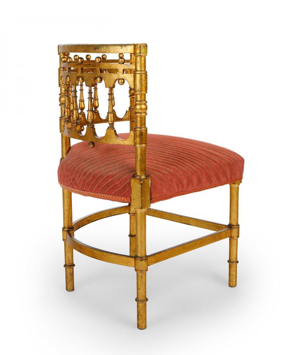 Sculpté à la main Trois coins d'angles provincial français recouverts de bois doré et de tissu Art Nouveau en vente
