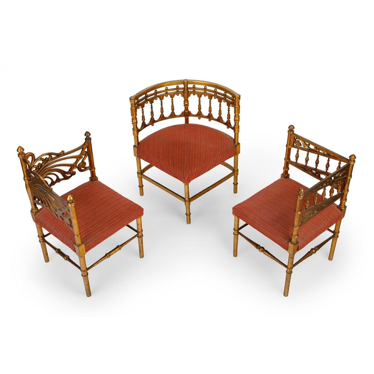 Trois coins d'angles provincial français recouverts de bois doré et de tissu Art Nouveau Bon état - En vente à Leesburg, VA