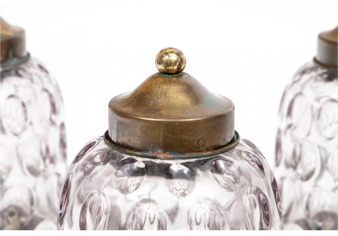 Drei Glas und Messing plattiert Bell Form Flush Mount Leuchten für die Wiederherstellung (Hollywood Regency) im Angebot