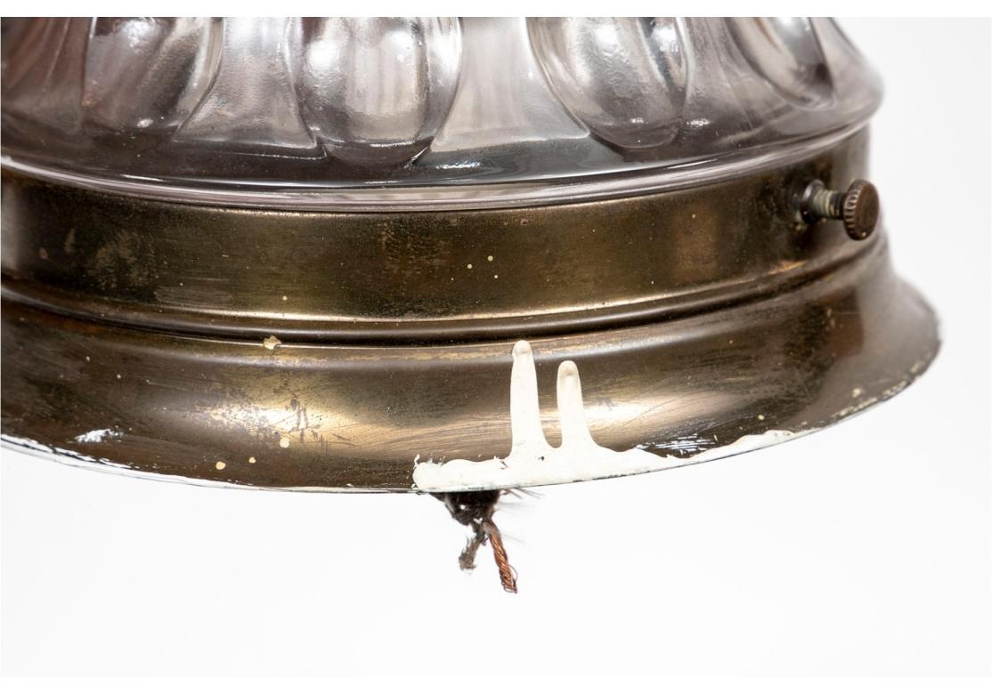 Drei Glas und Messing plattiert Bell Form Flush Mount Leuchten für die Wiederherstellung (Metall) im Angebot