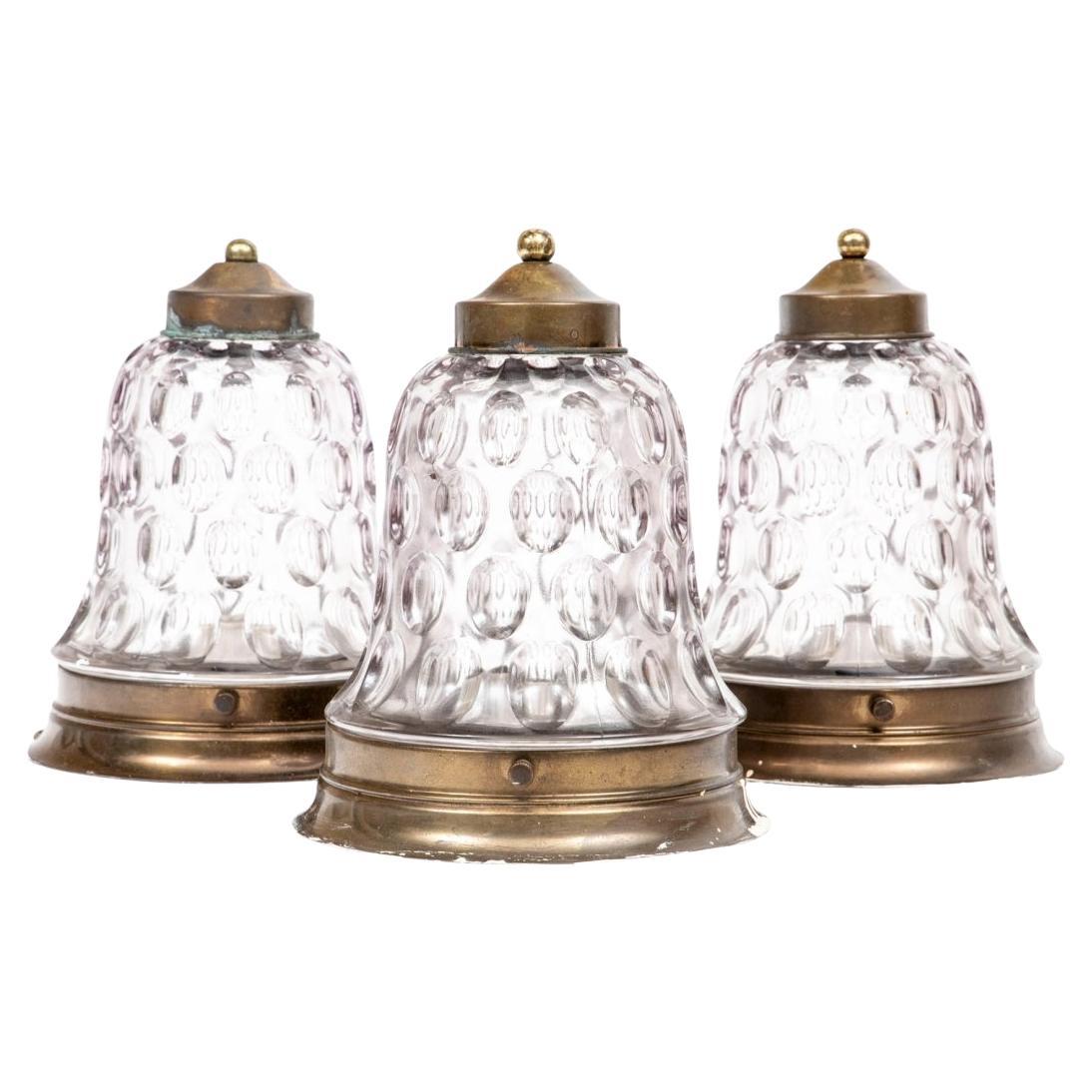 Drei Glas und Messing plattiert Bell Form Flush Mount Leuchten für die Wiederherstellung im Angebot