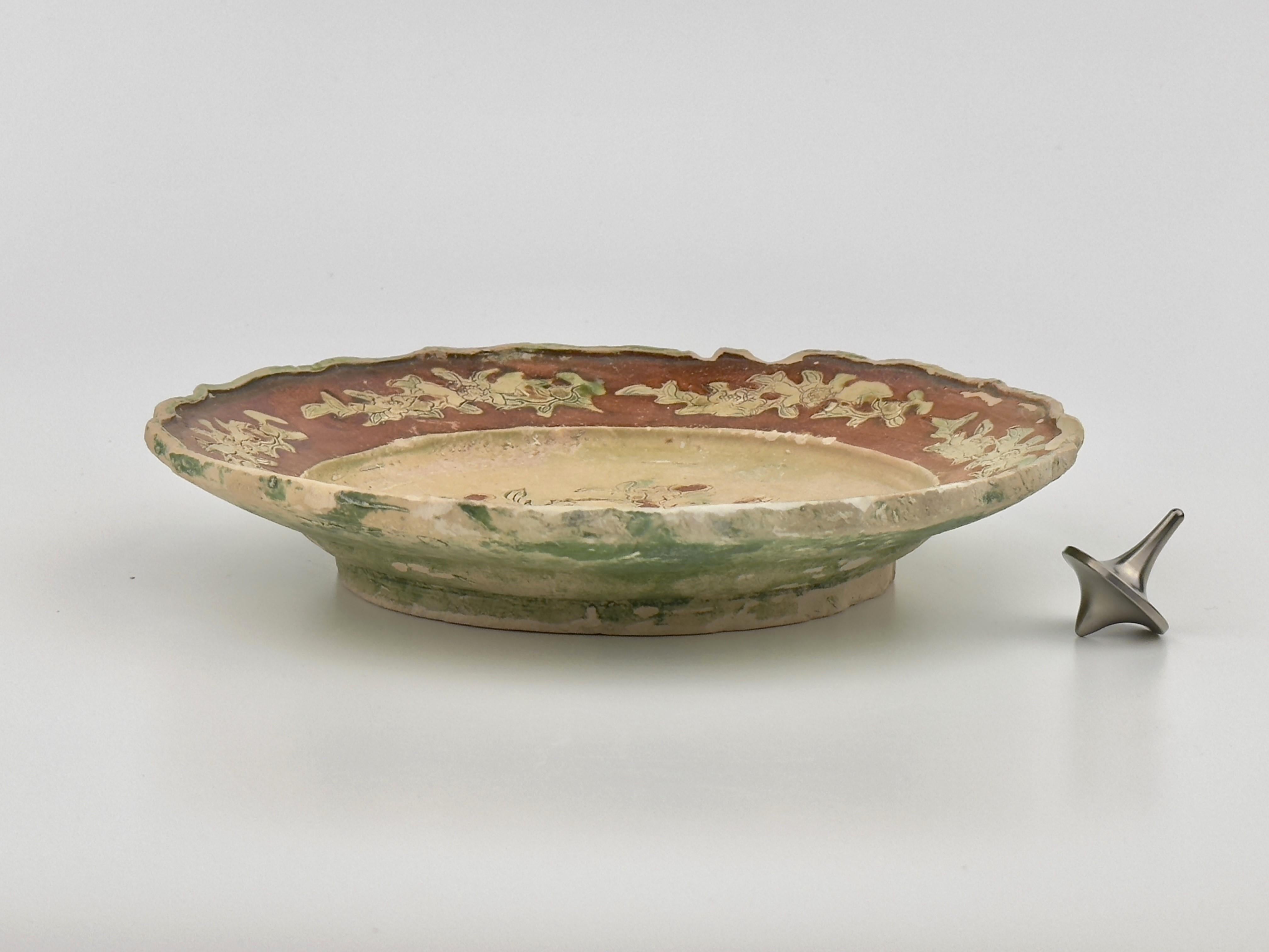 Painted with yellow, brown and green glazes against the straw-glazed ground, the cavettos with a broad brown-glazed band, the exteriors green-glazed.

Period : Qing Dynasty, Yongzheng Period
Production Date : C 1725
Made in : Jingdezhen
Destination