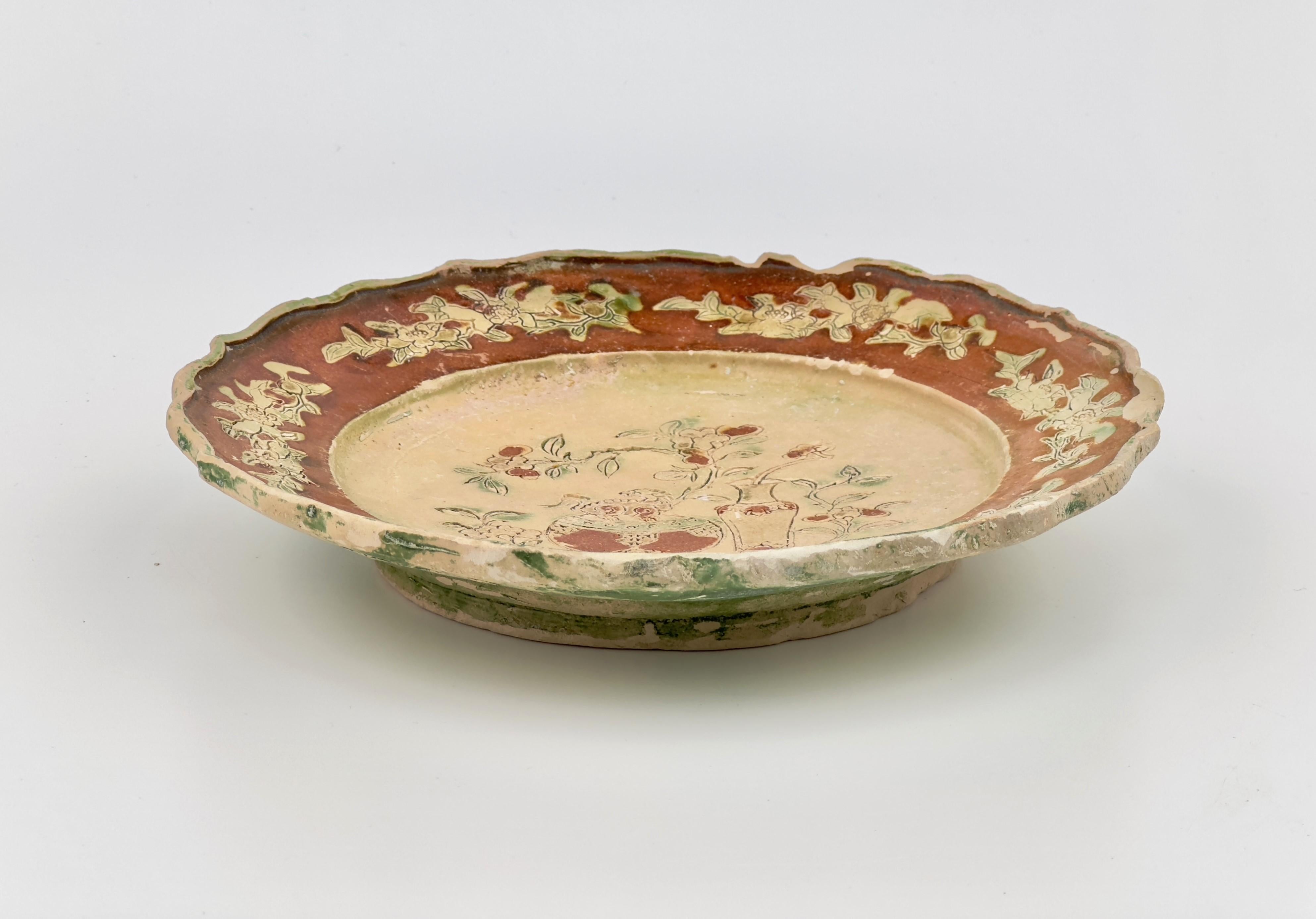Chinese Three-glazed Earthenware dish circa 1725, Qing Dynasty, Yongzheng Reign For Sale