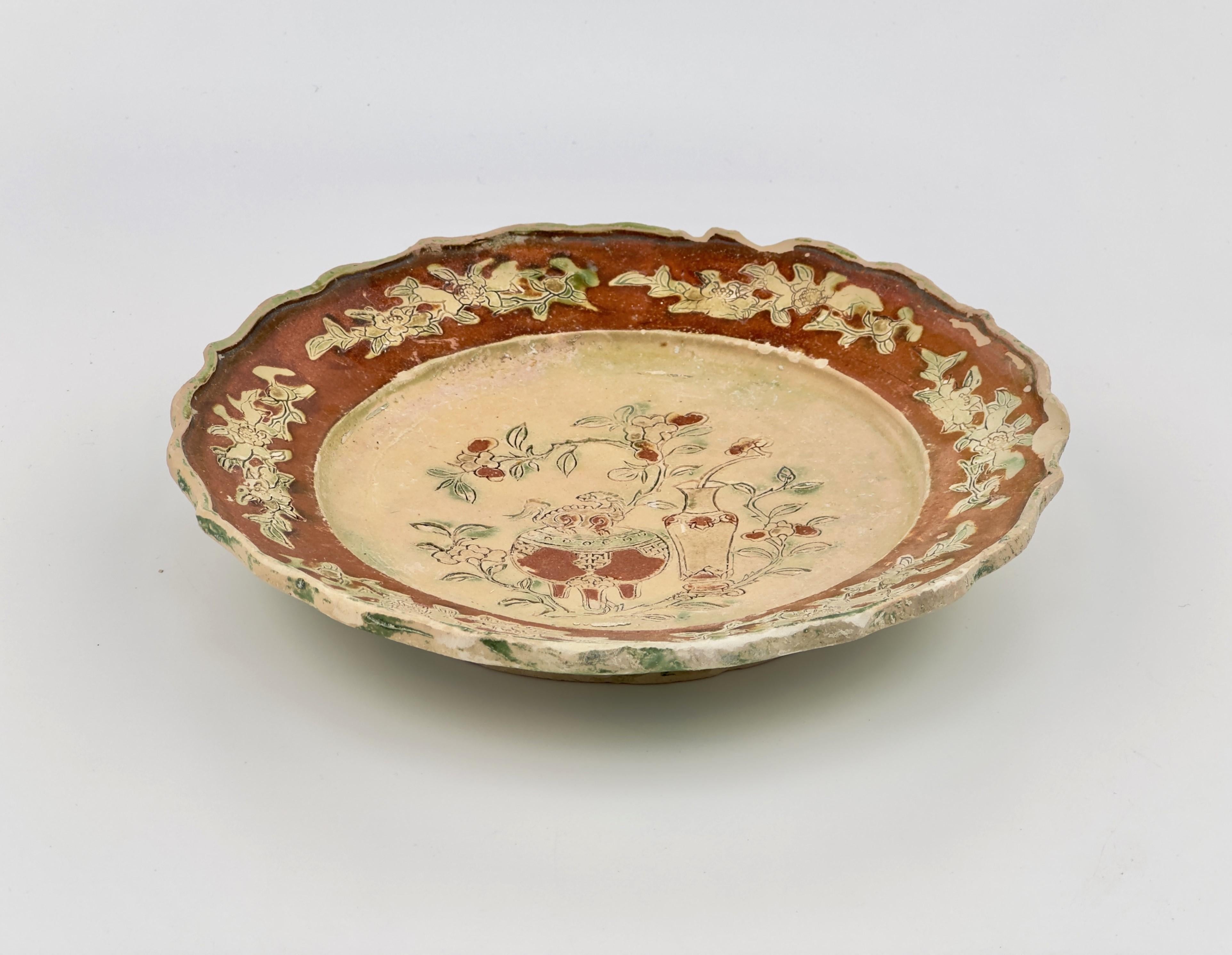 Glazed Three-glazed Earthenware dish circa 1725, Qing Dynasty, Yongzheng Reign For Sale