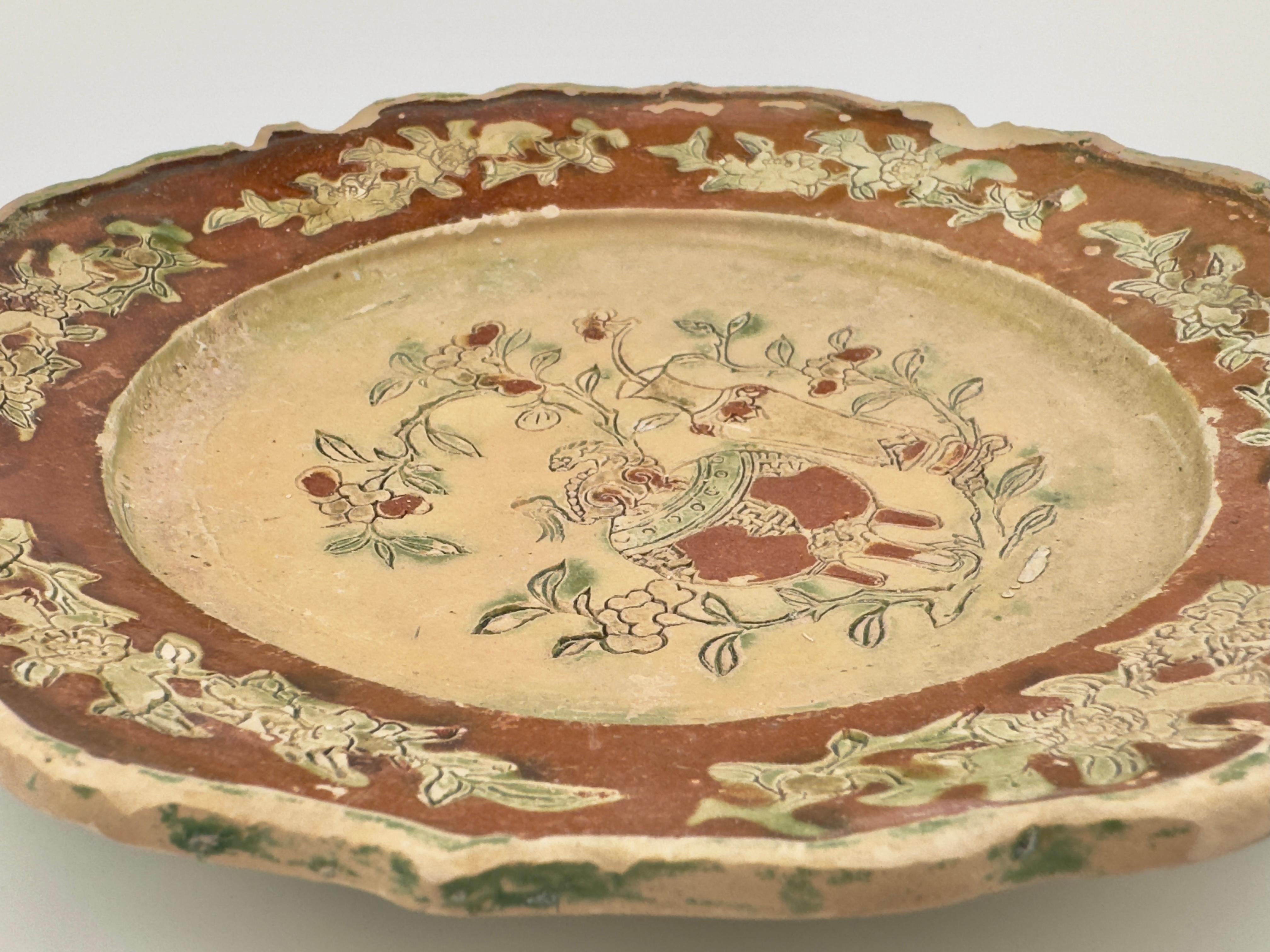 Three-glazed Earthenware dish circa 1725, Qing Dynasty, Yongzheng Reign In Good Condition For Sale In seoul, KR