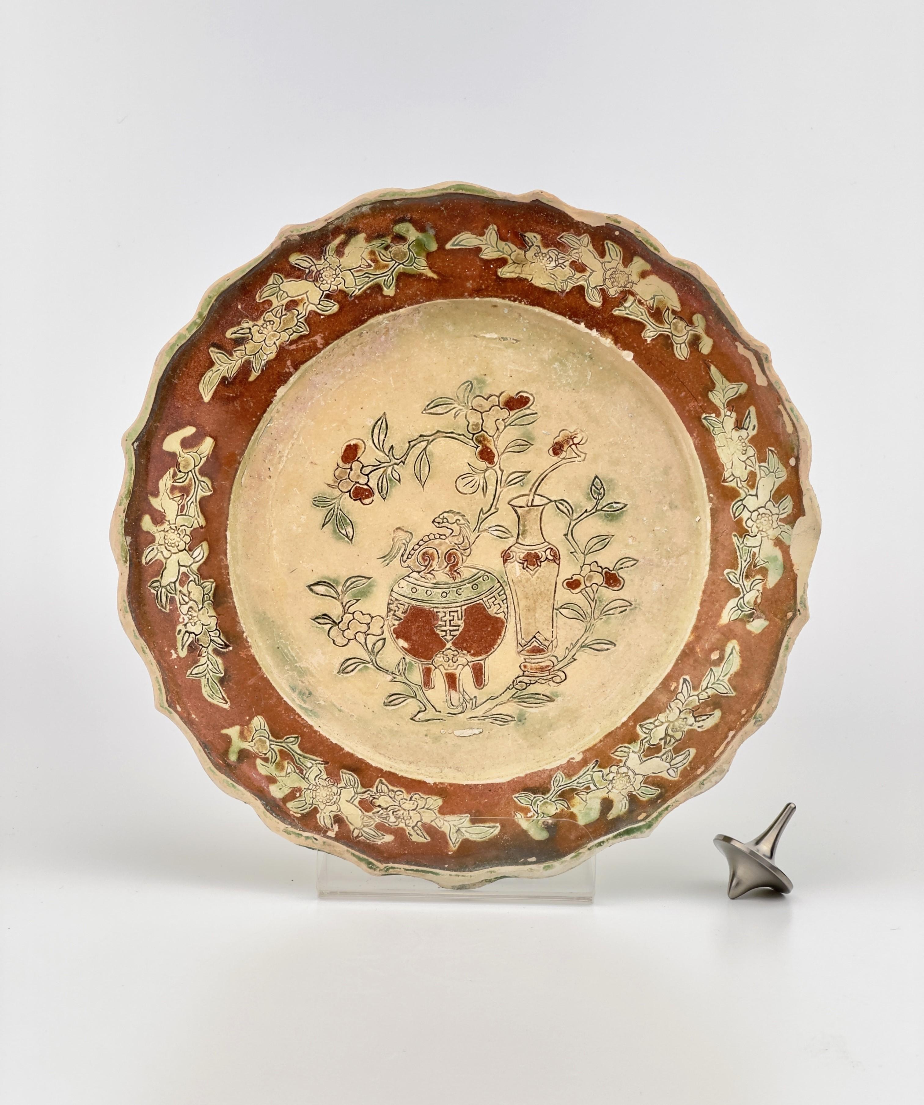 Early 18th Century Three-glazed Earthenware dish circa 1725, Qing Dynasty, Yongzheng Reign For Sale